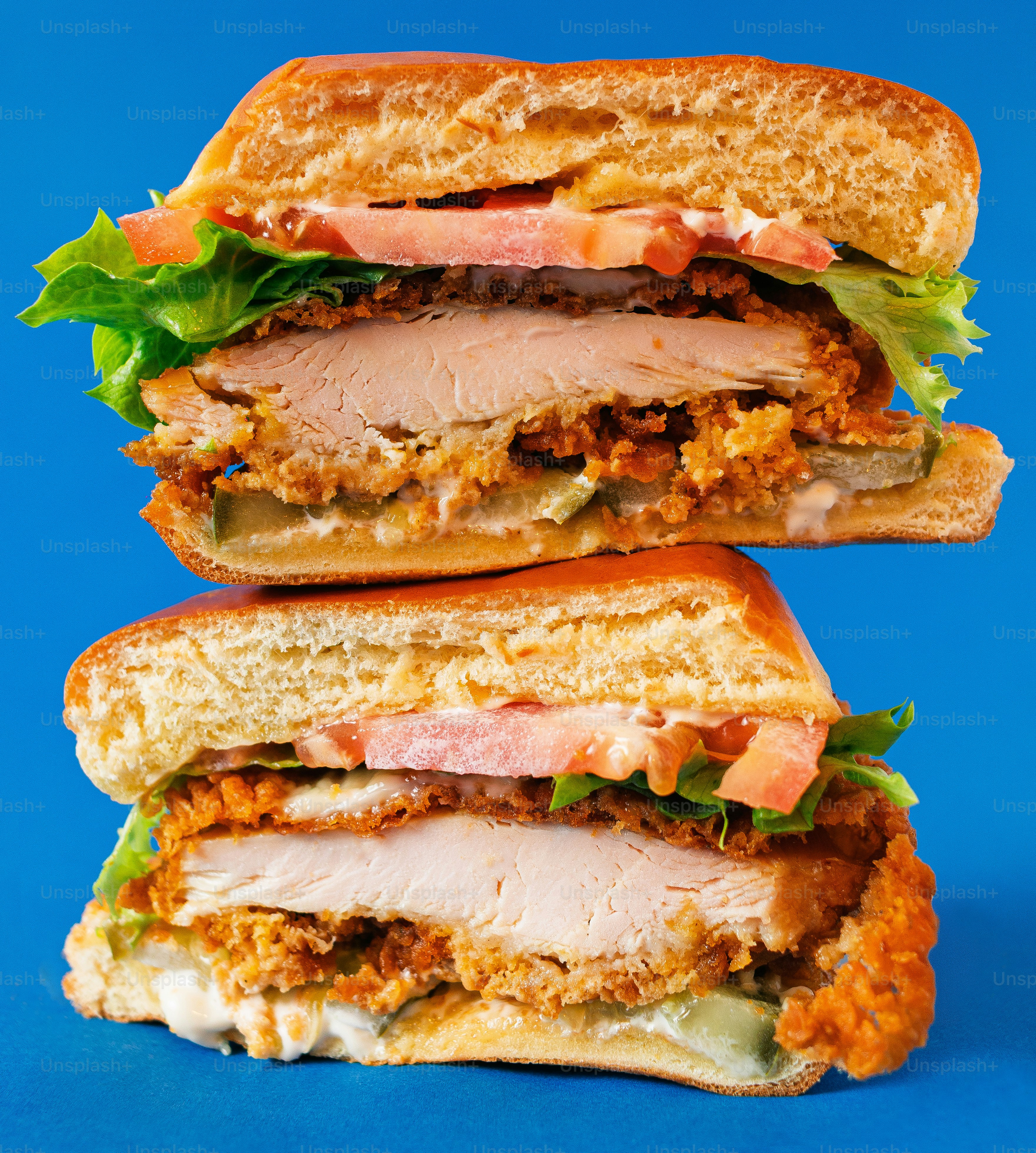 Un délicieux sandwich au poulet frit avec laitue et tomate.