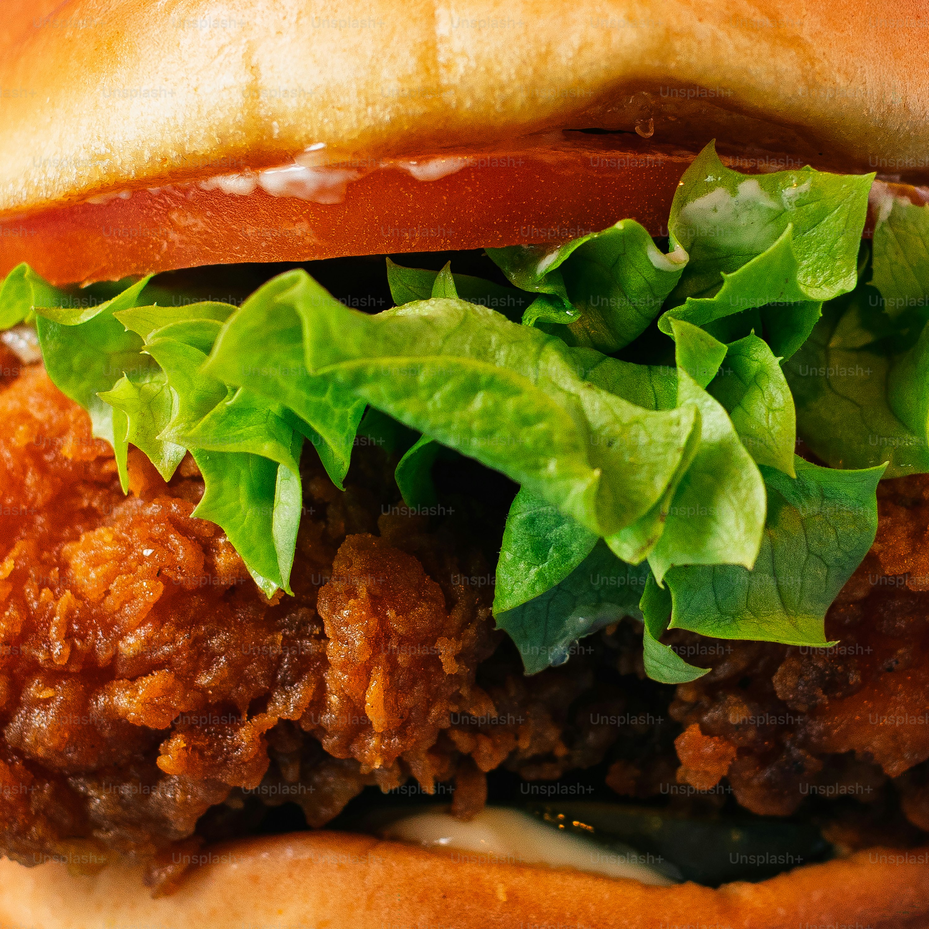 Sandwich au poulet frit croustillant avec laitue et tomate.