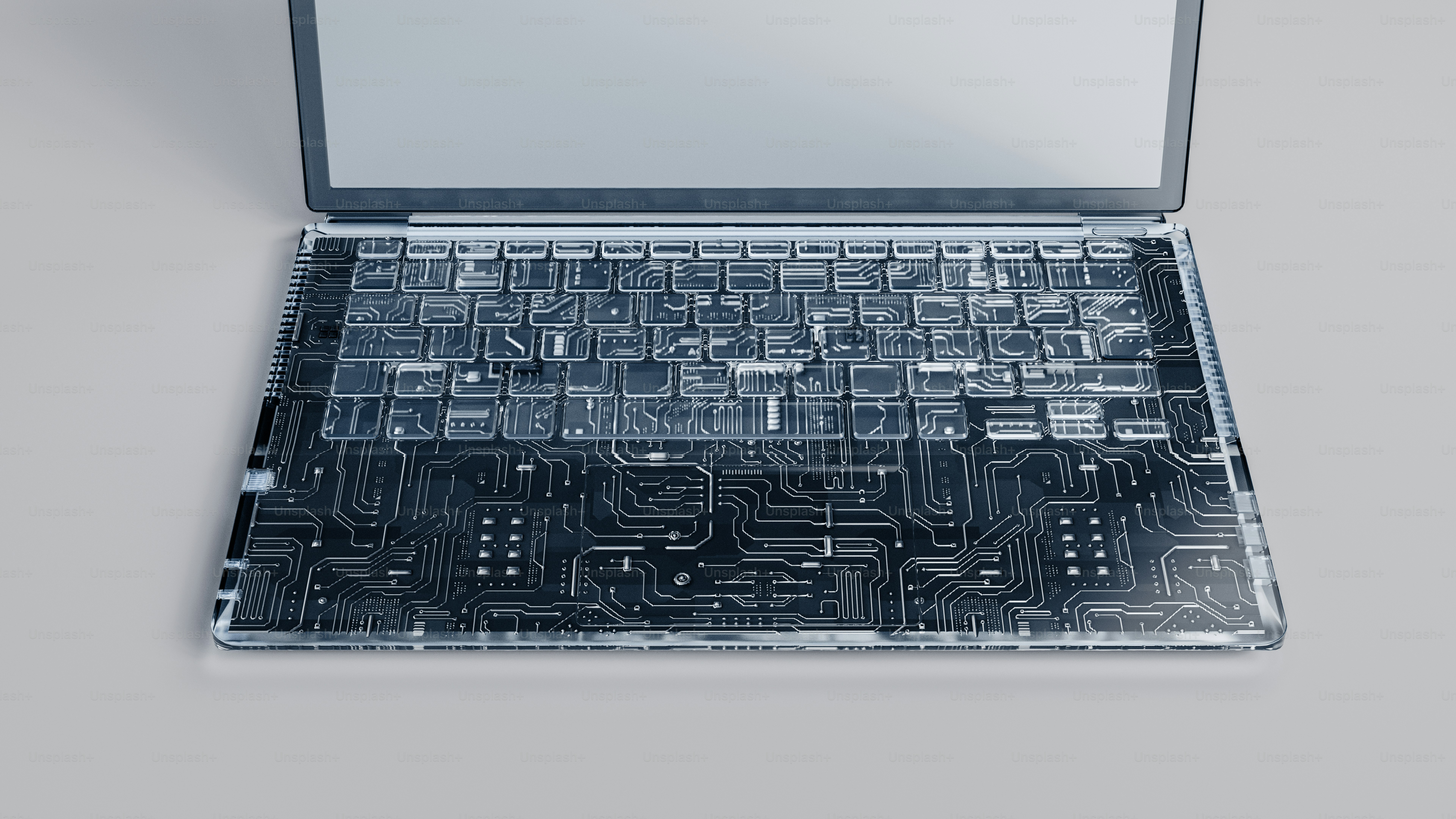 Transparenter Laptop mit sichtbarer interner Schaltung und Tastatur.