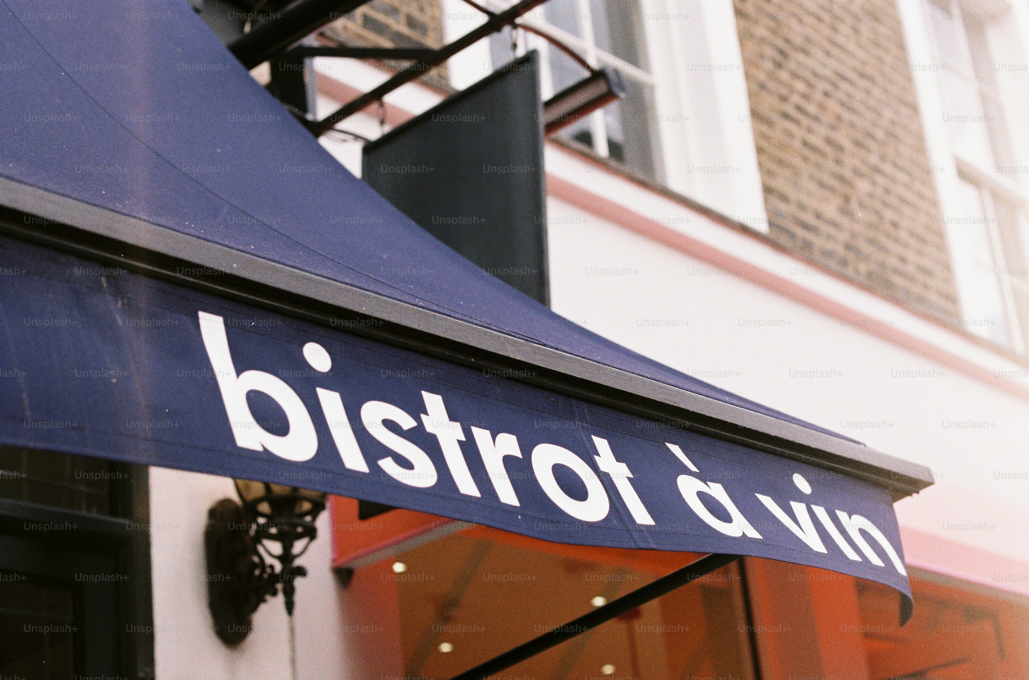 'bistrot à vin' 문구가 있는 파란색 차양
