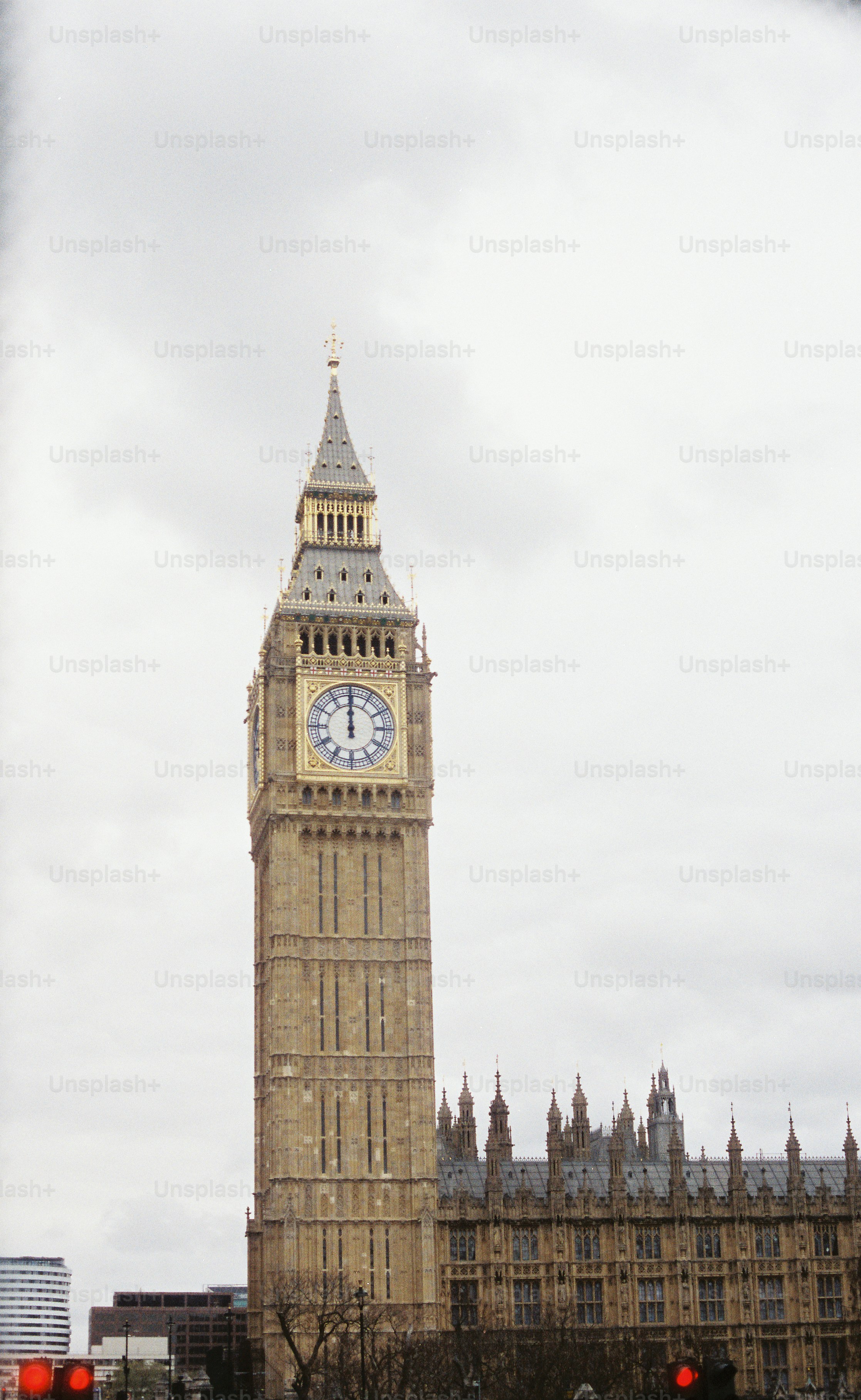 Tour de l’horloge Big Ben sur un ciel nuageux