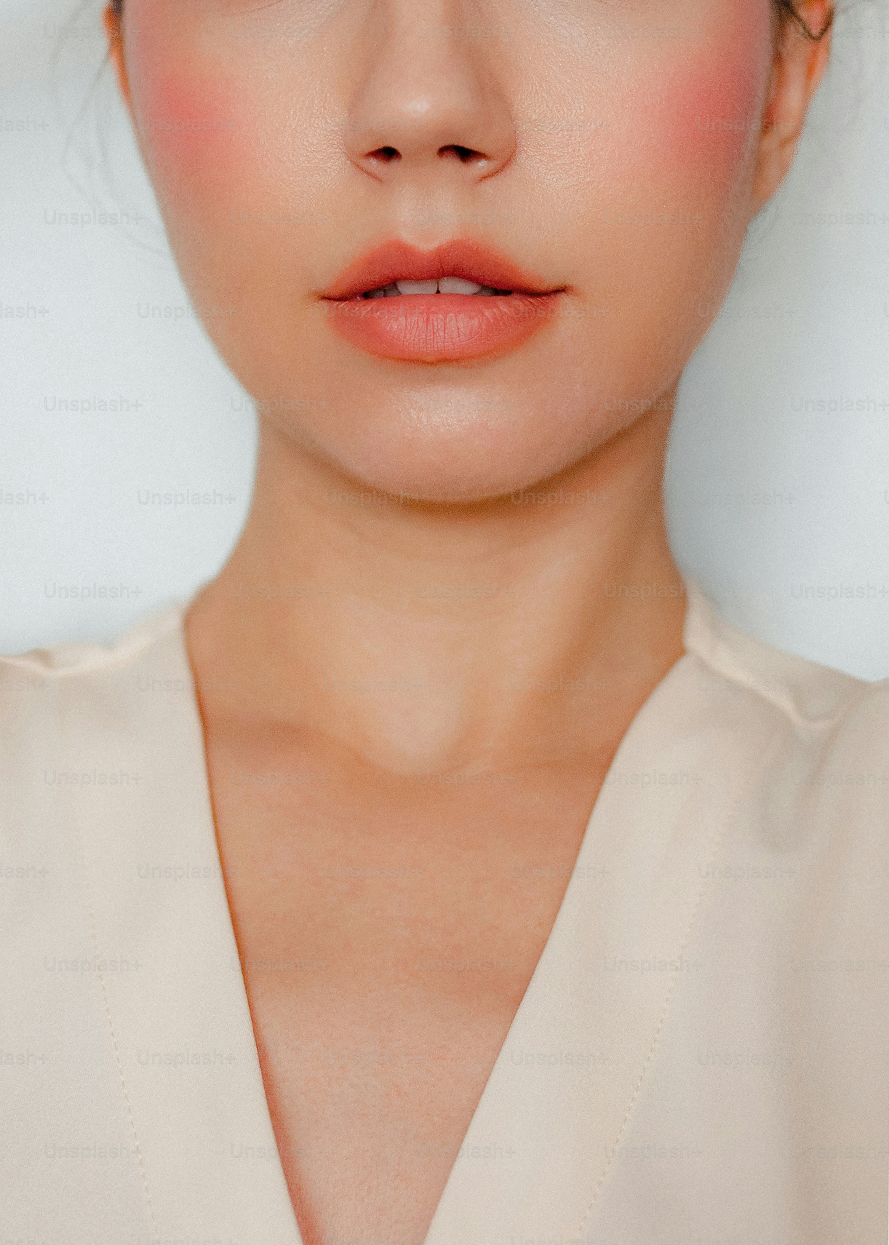 Gros plan sur le visage d’une femme avec un rouge à joues.