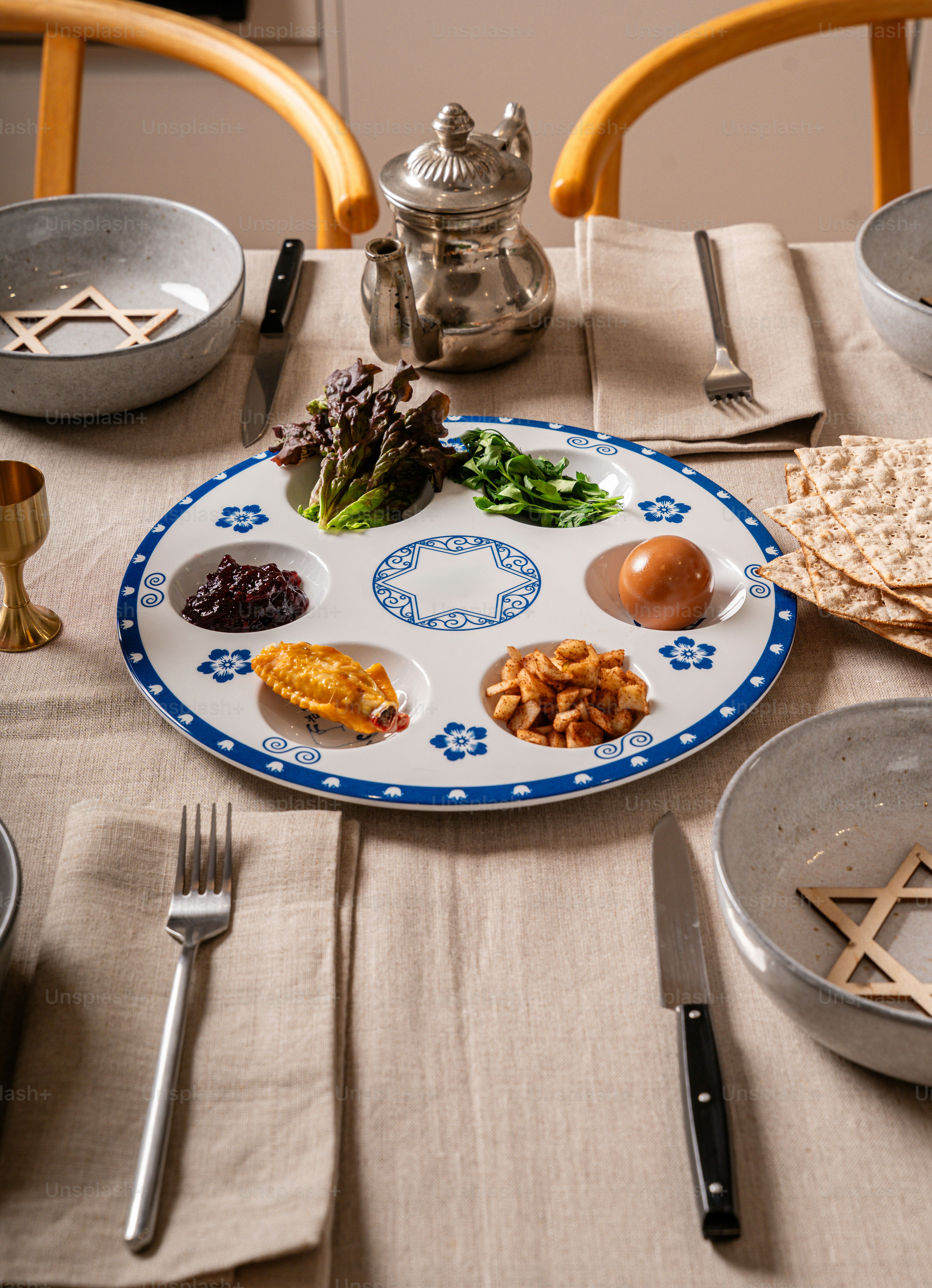 Pessach-Sederteller mit Matzah und Weinkelch.