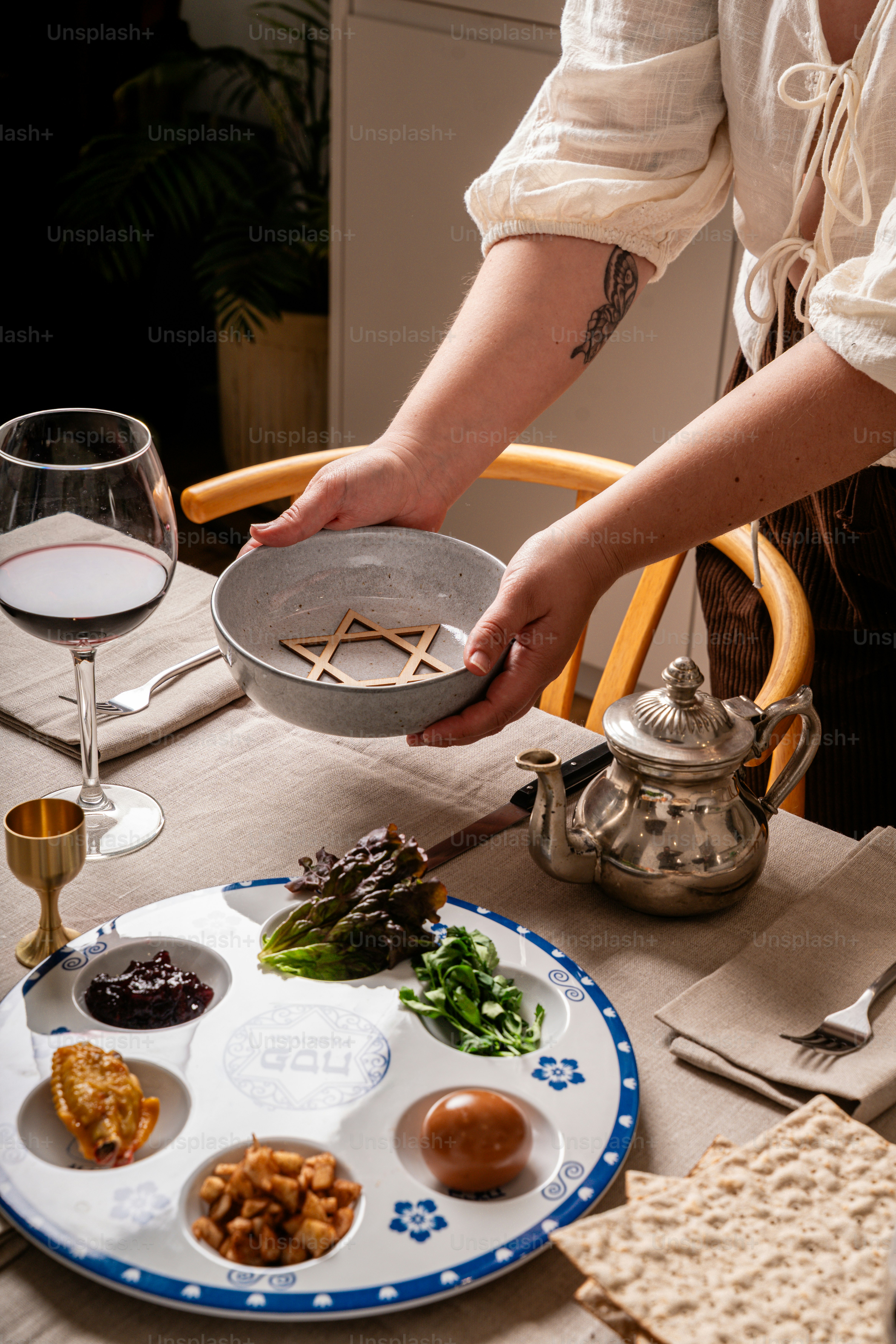 Pessach-Sederteller mit Matzah und Wein