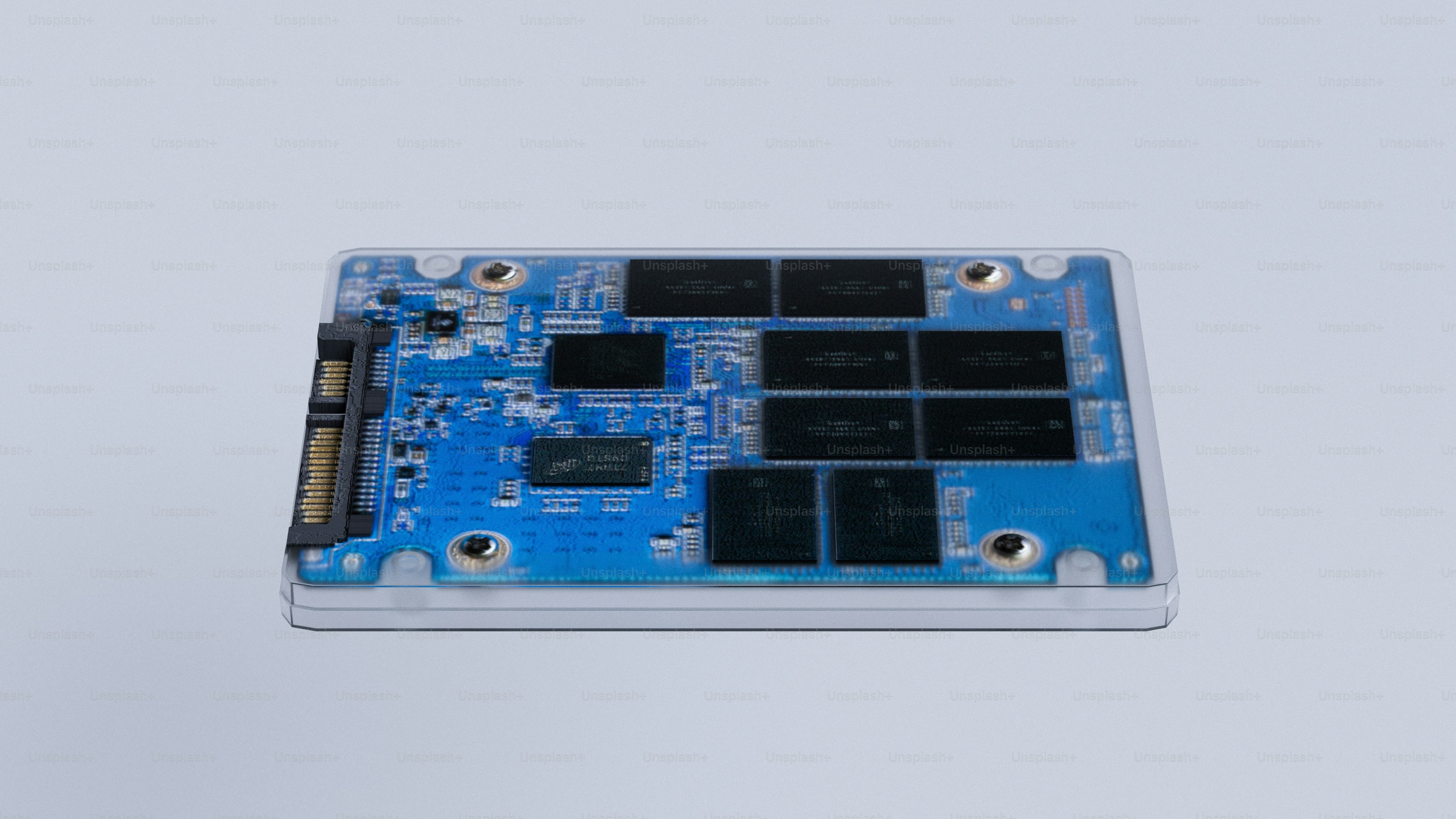Placa de circuito de unidad de estado sólido con chips negros.