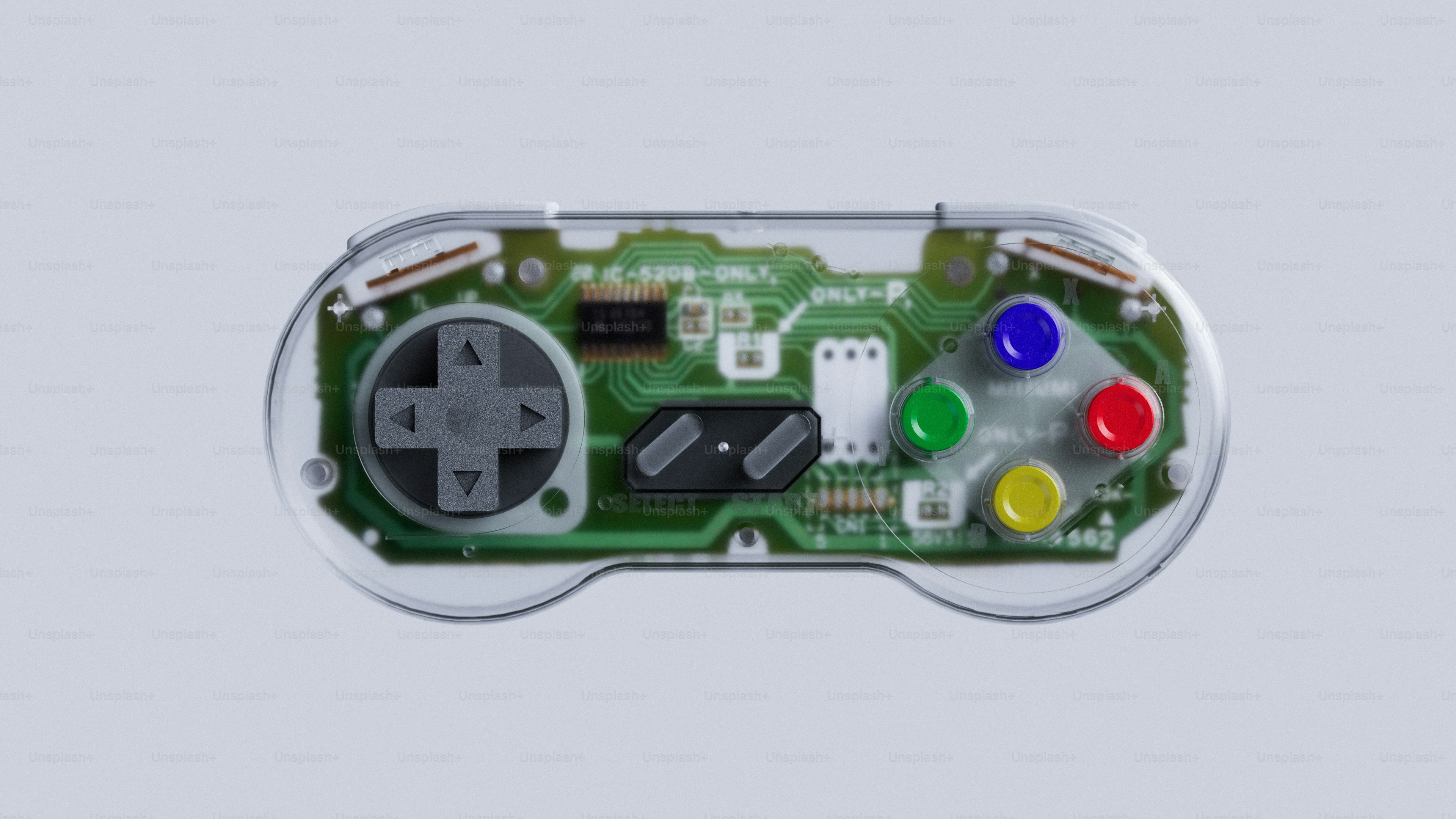Mando de videojuegos transparente con circuitos visibles