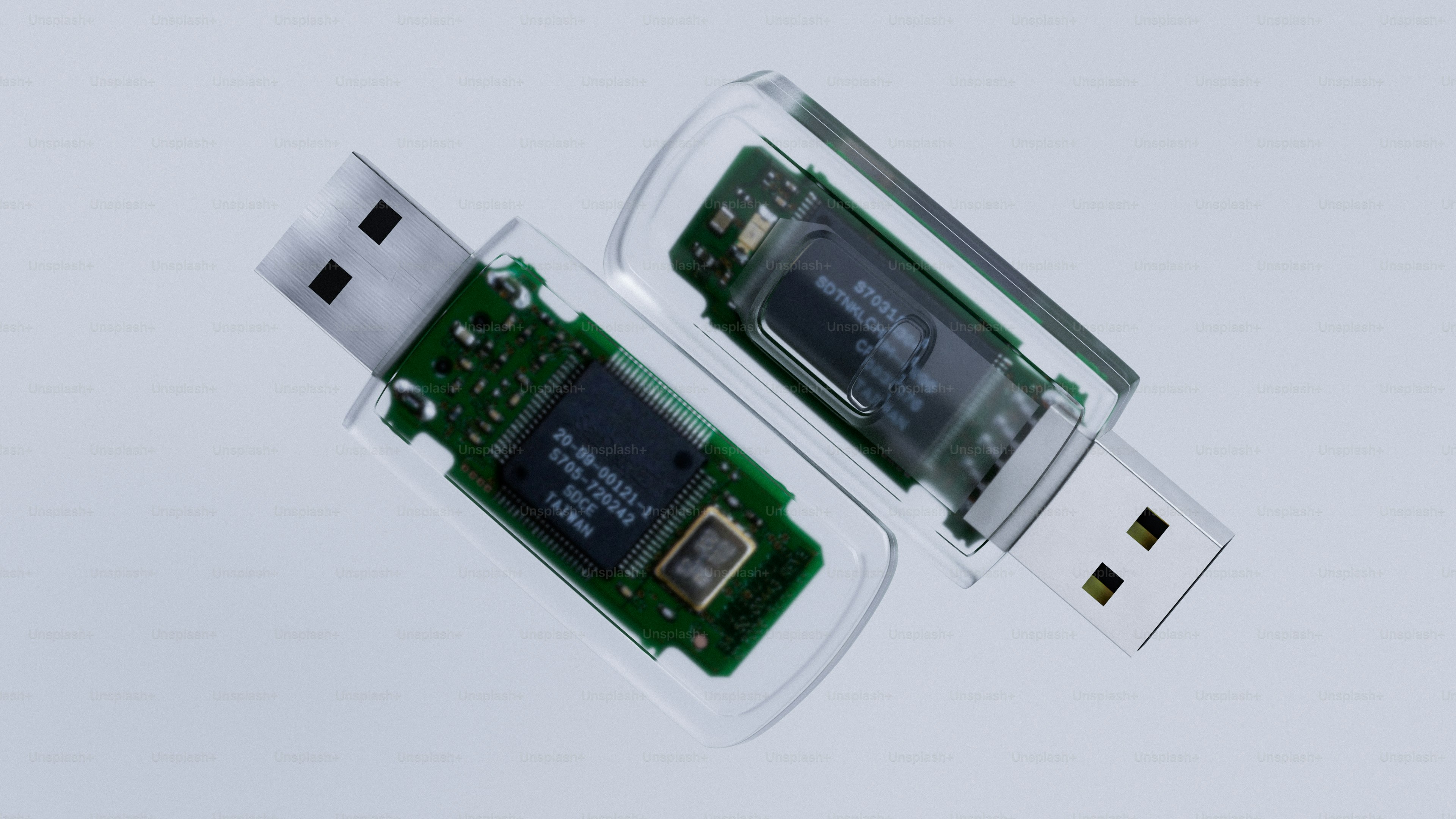 Dos memorias USB transparentes que muestran componentes internos
