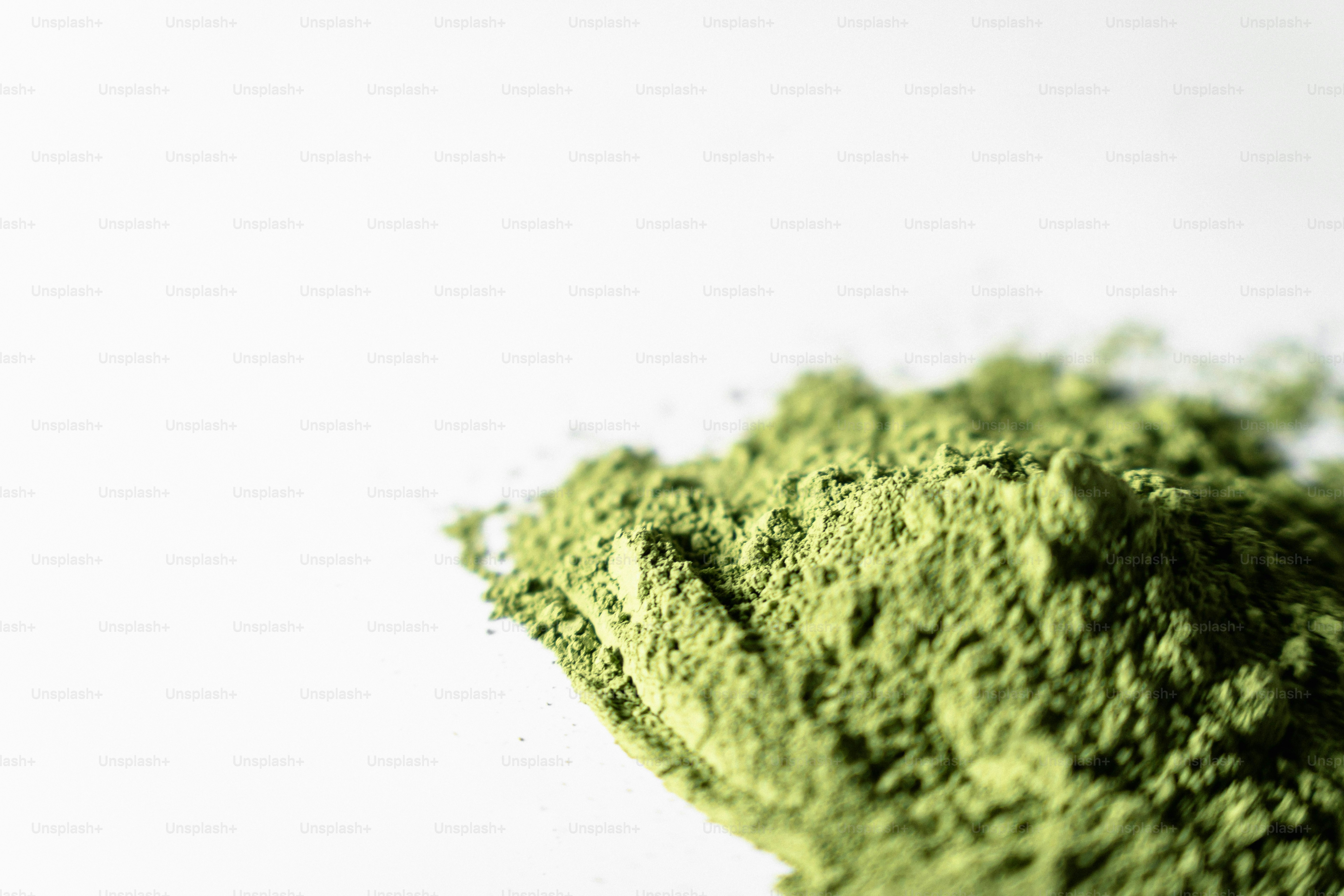 하얀 배경에 밝은 초록색 가루 더미가 쌓여 있었다