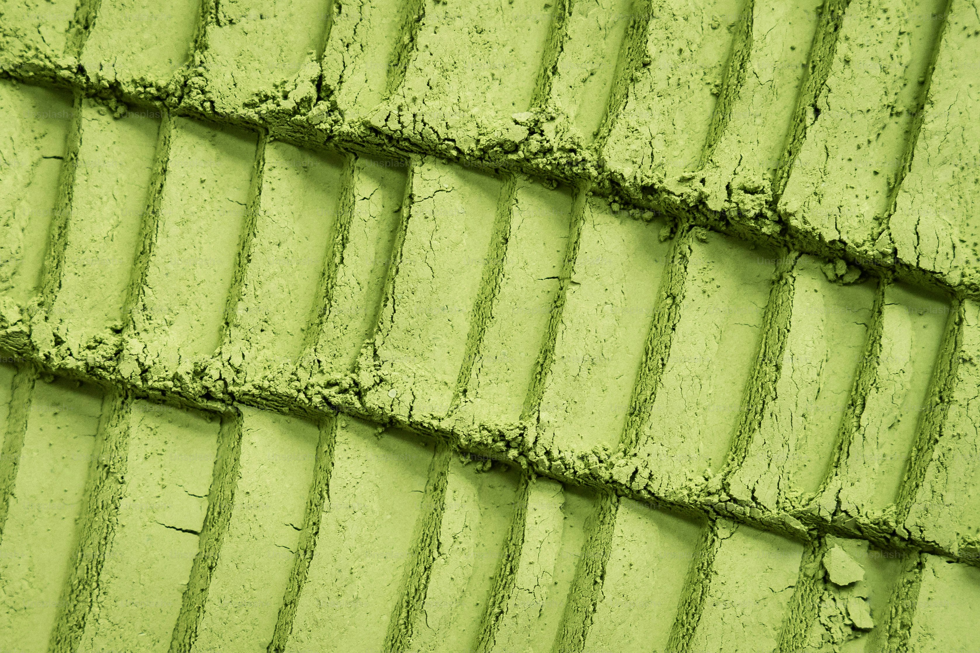 평행한 질감선이 있는 녹색 가루