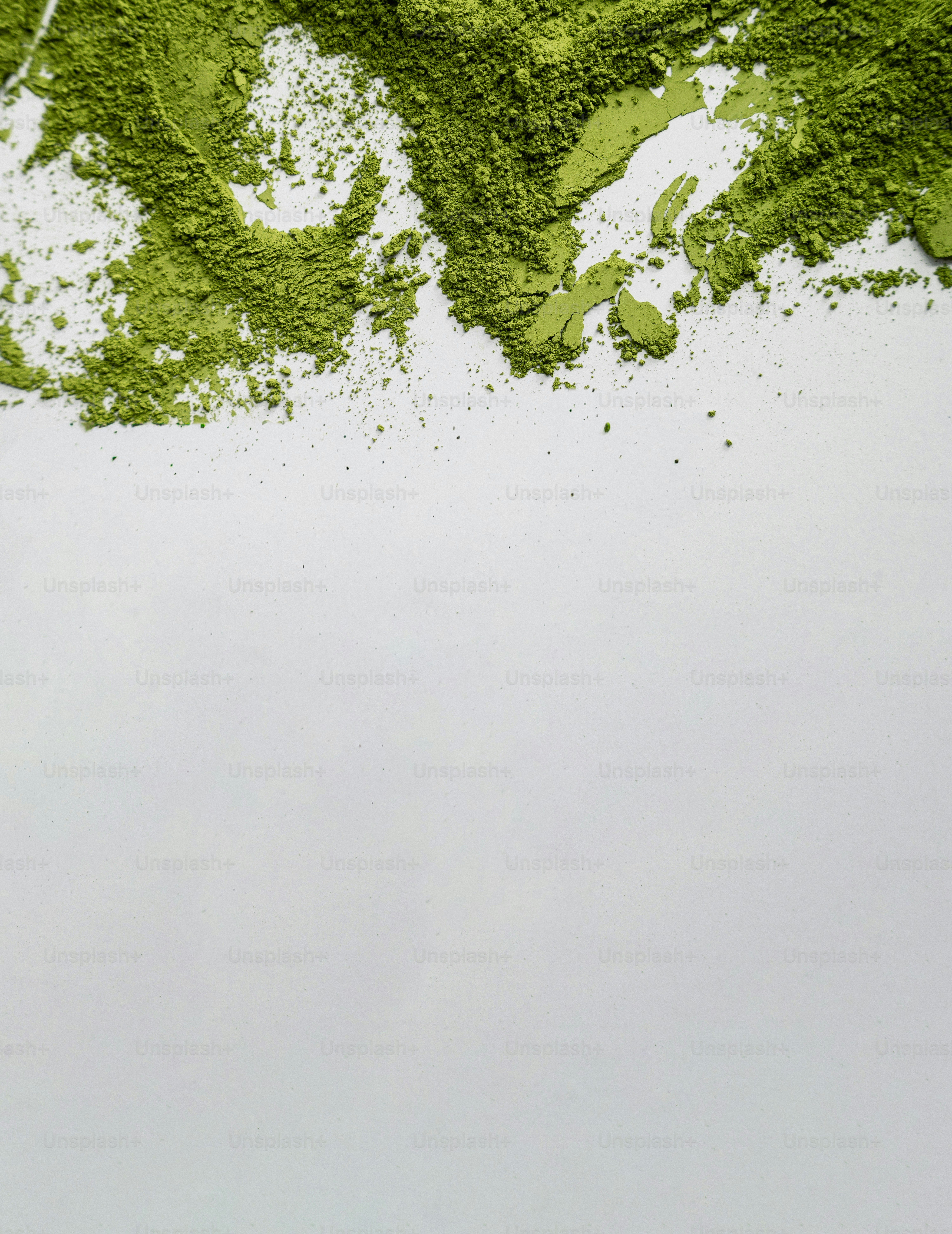 하얀 표면에 흩뿌려진 초록색 말차 가루.