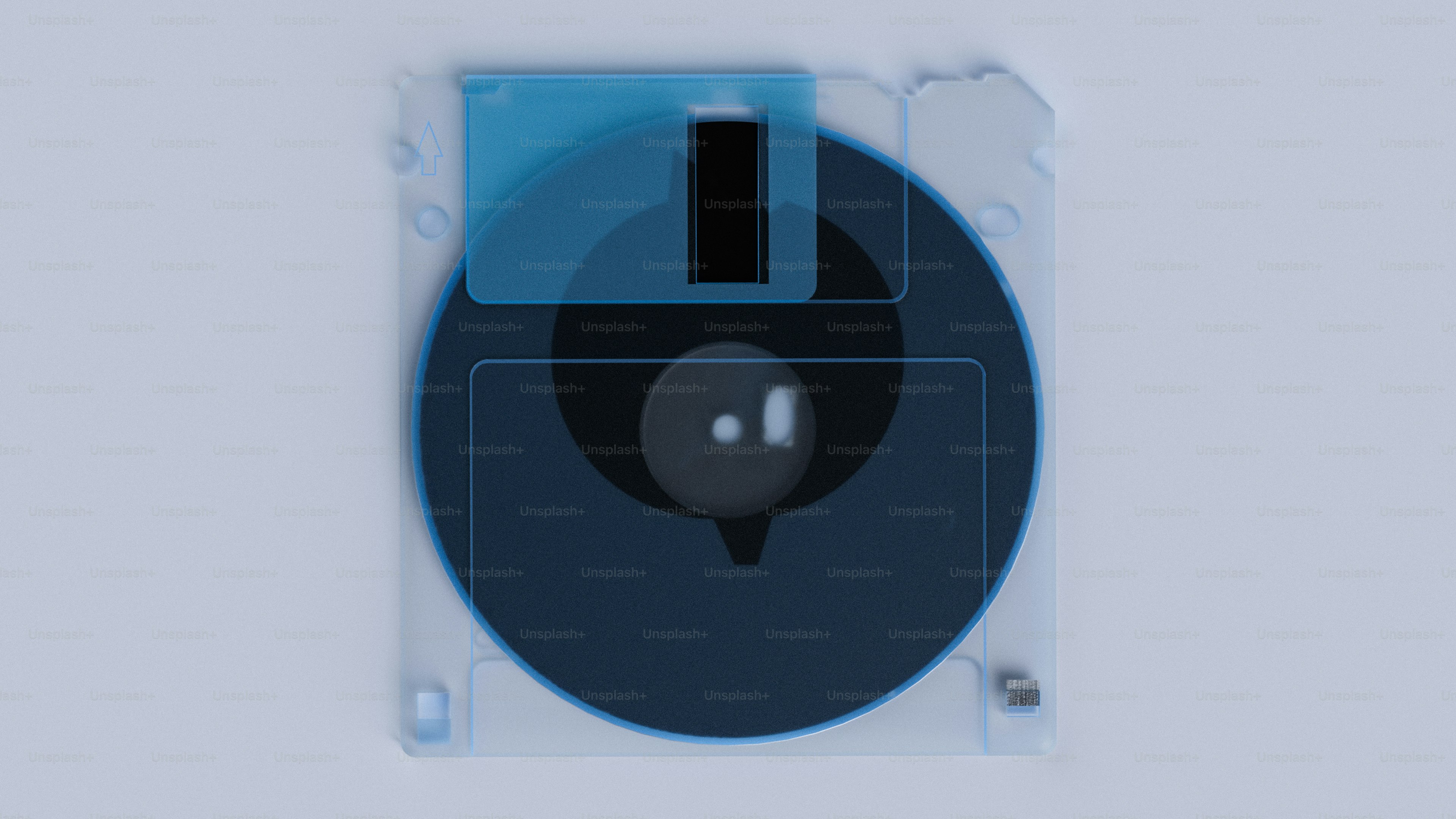 Un primer plano de un disquete transparente con detalles azules.