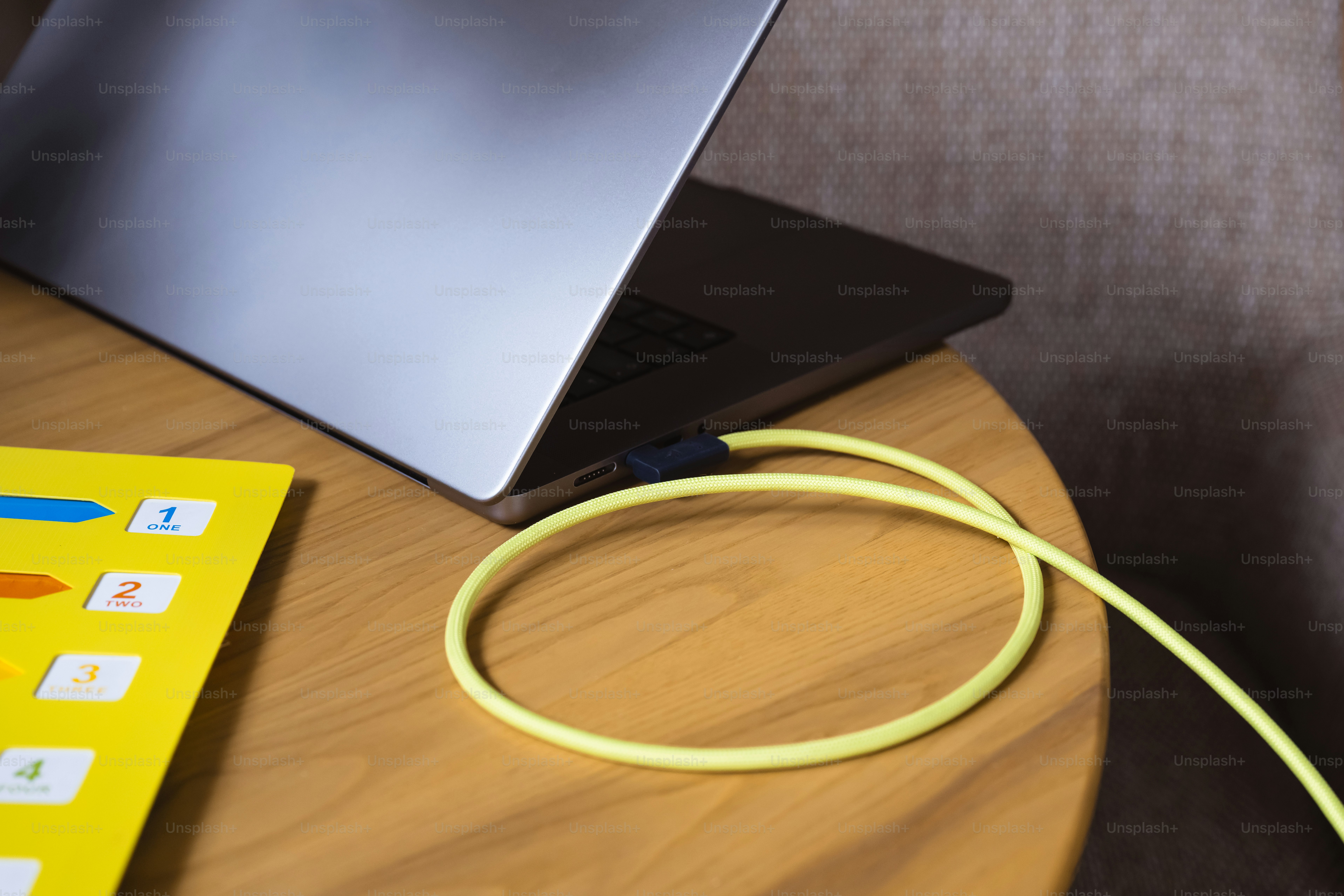 Kabel pengisi daya kuning yang terhubung ke laptop