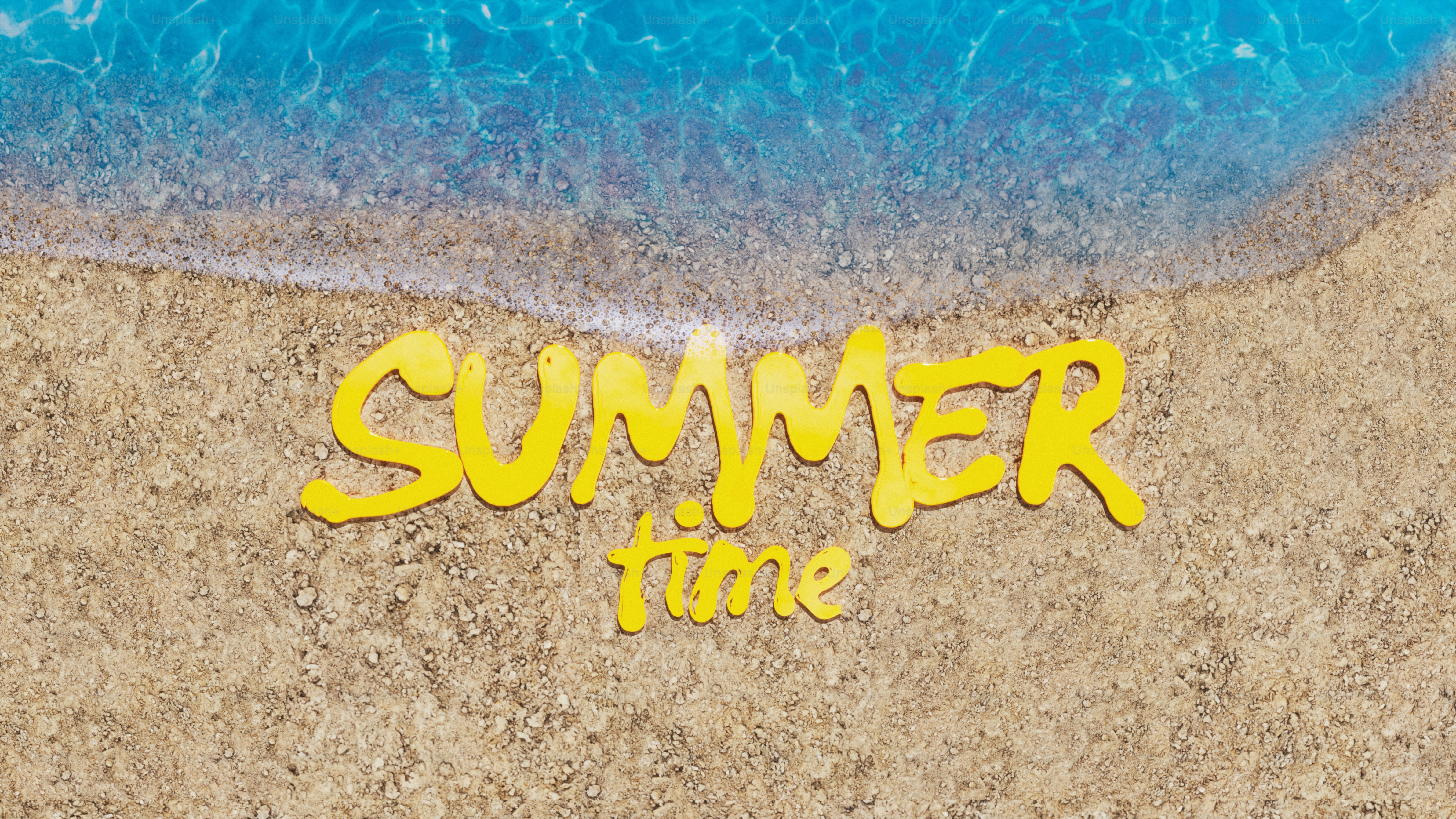 Il testo giallo recita "summer time" su una spiaggia sabbiosa