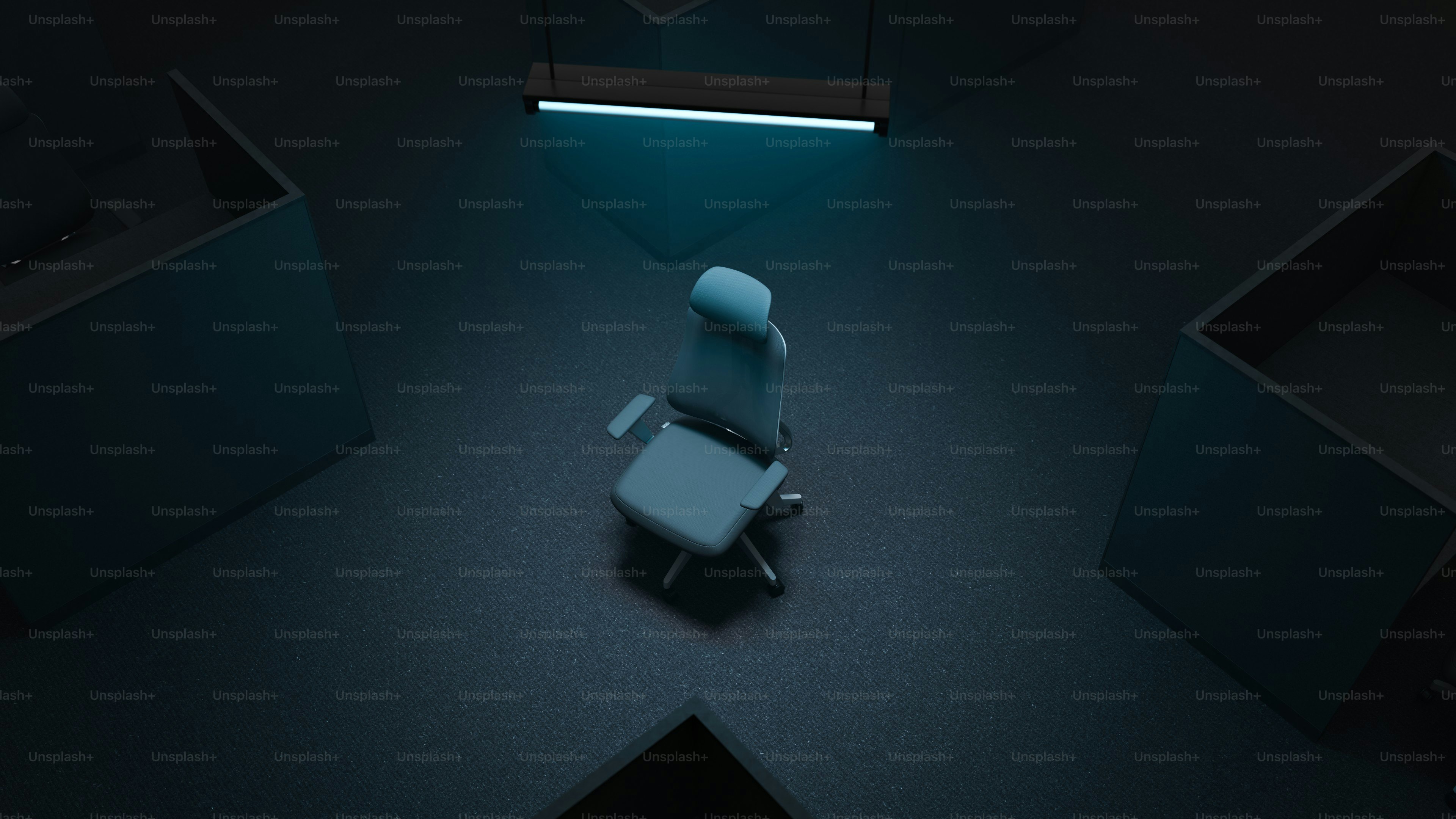 Leerer Verhörraum mit einem Stuhl und blauem Licht.