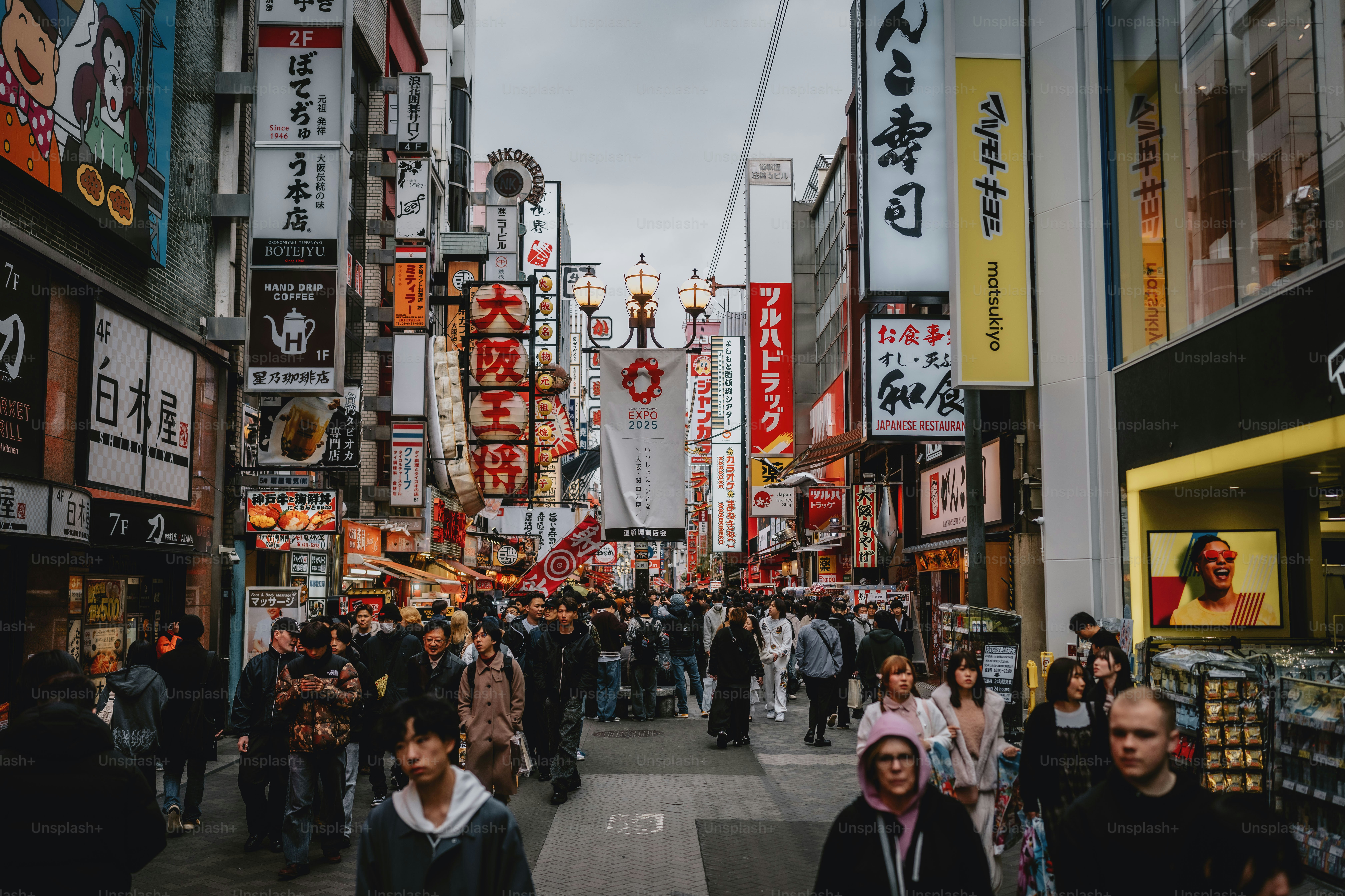 Calles abarrotadas con carteles iluminados en Japón.