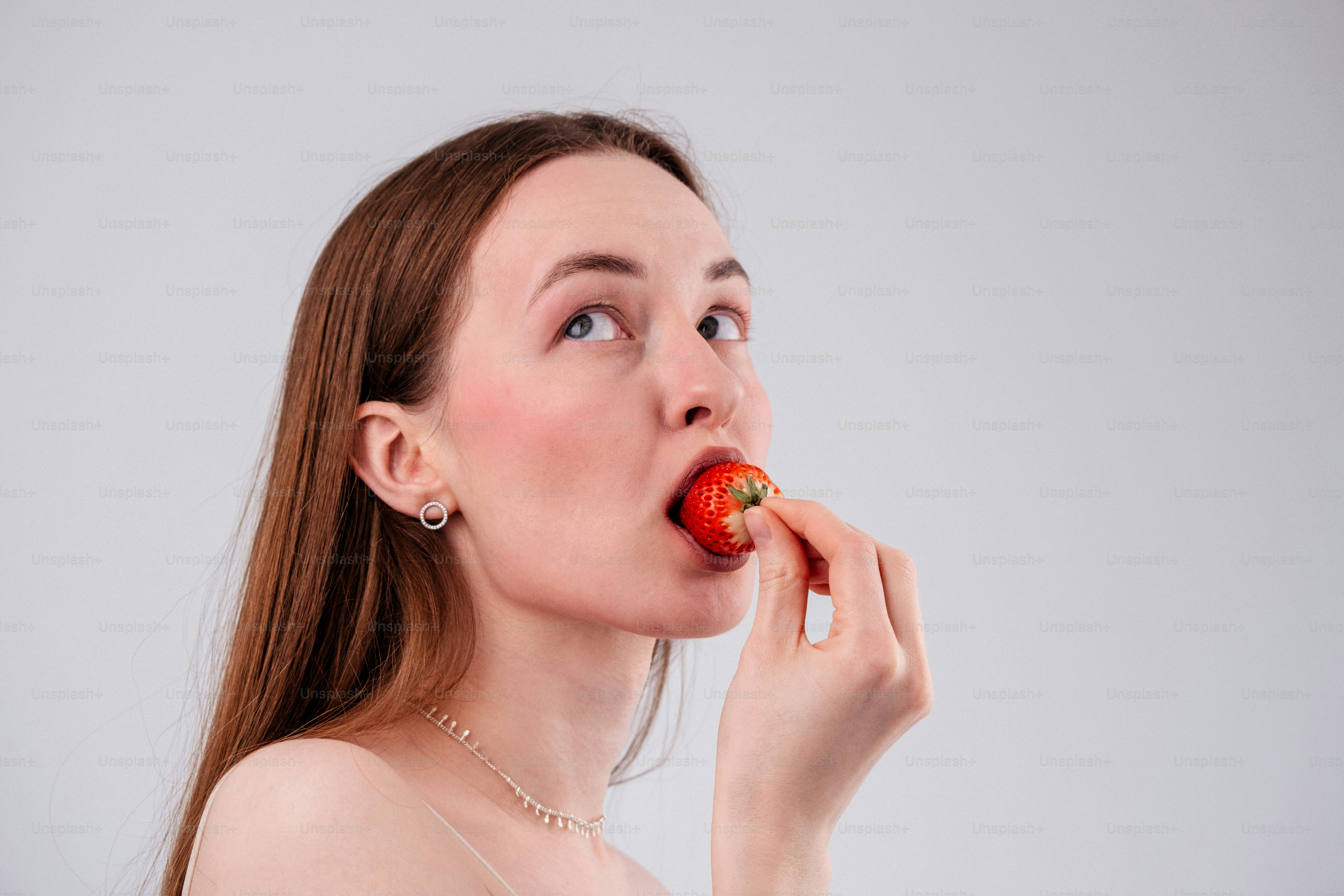 Joven comiendo una fresa