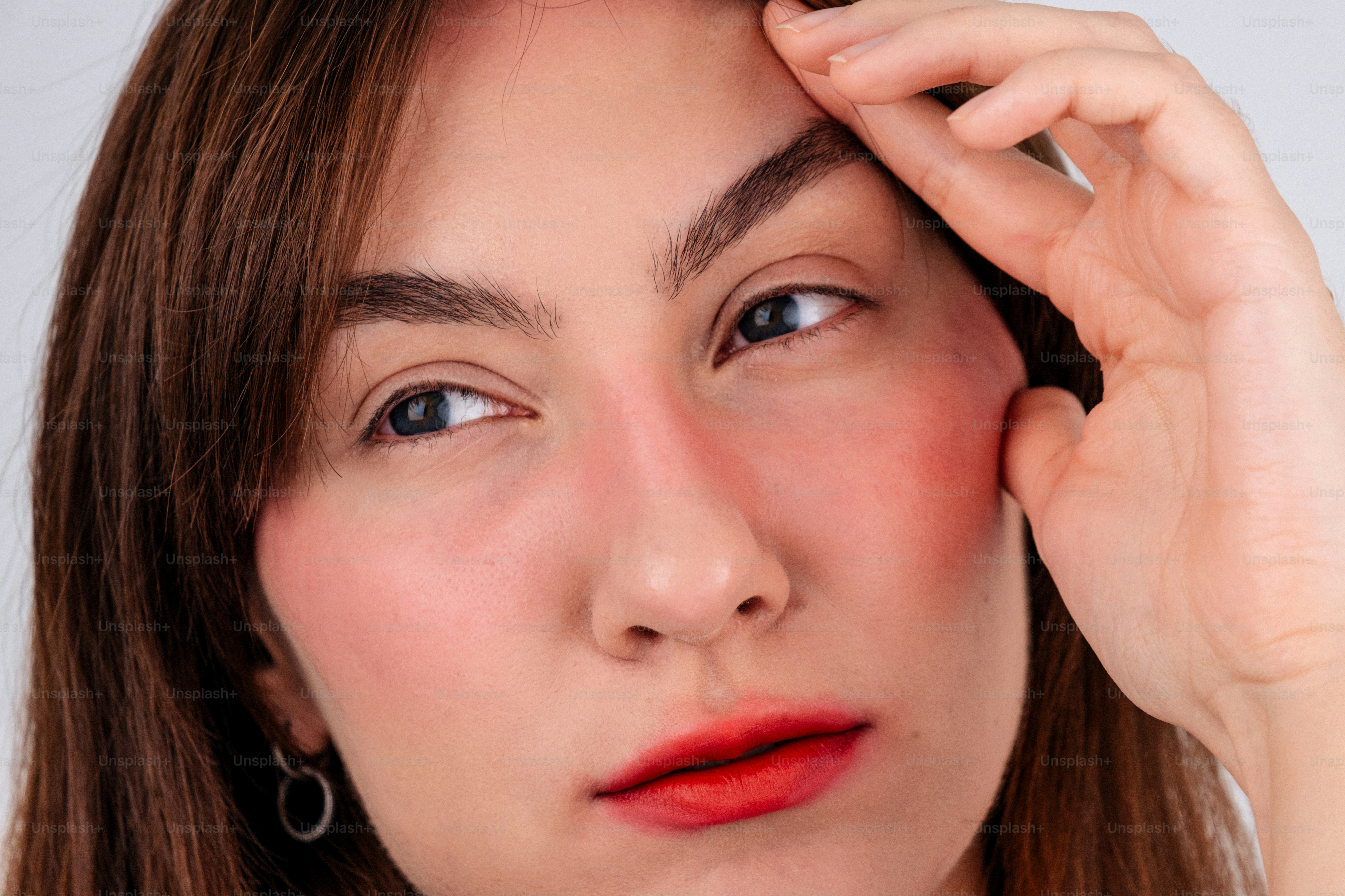 Mujer con colorete rojo y pintalabios