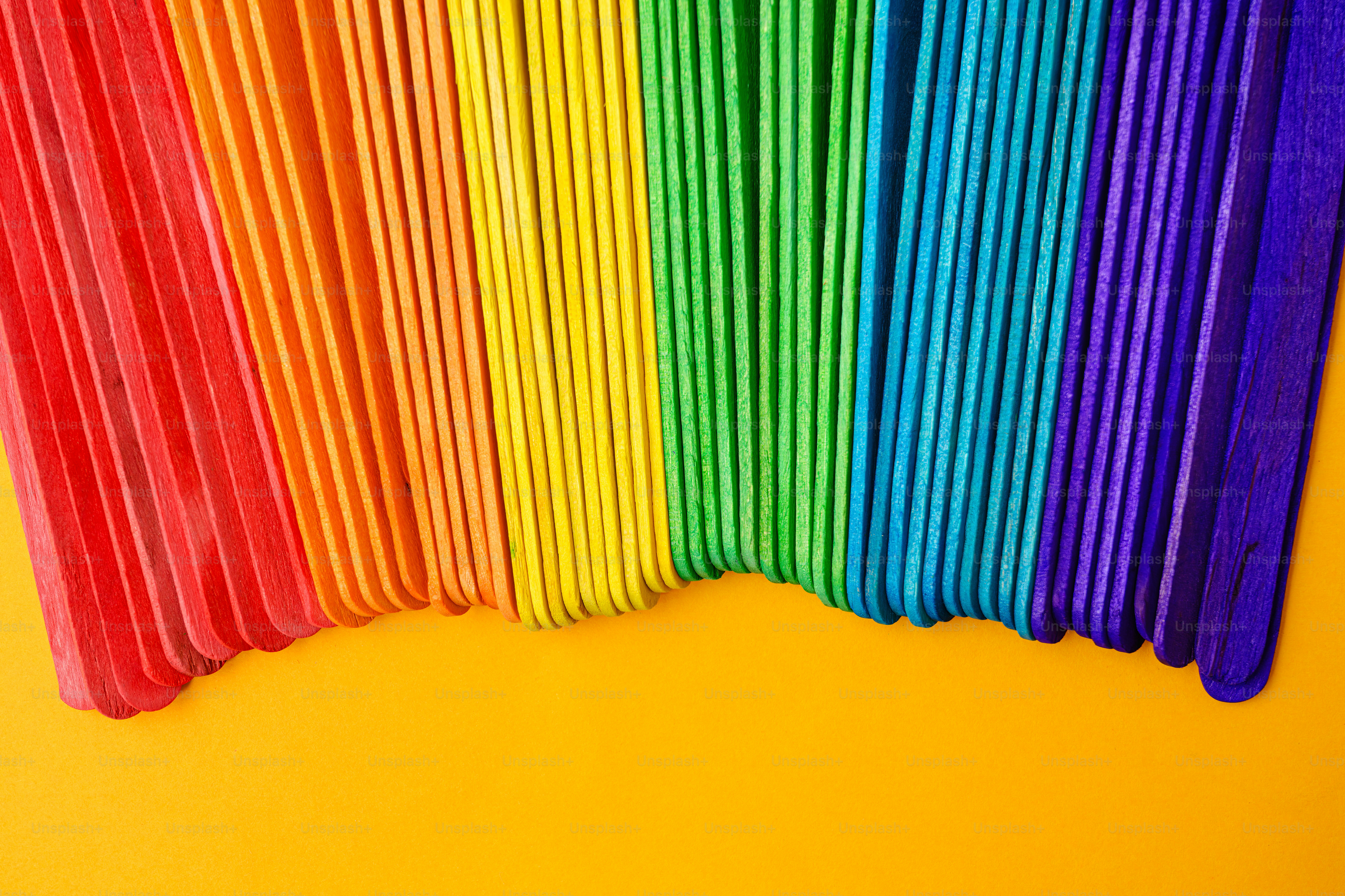 Bunte Eis am Stiel im Regenbogenmuster angeordnet