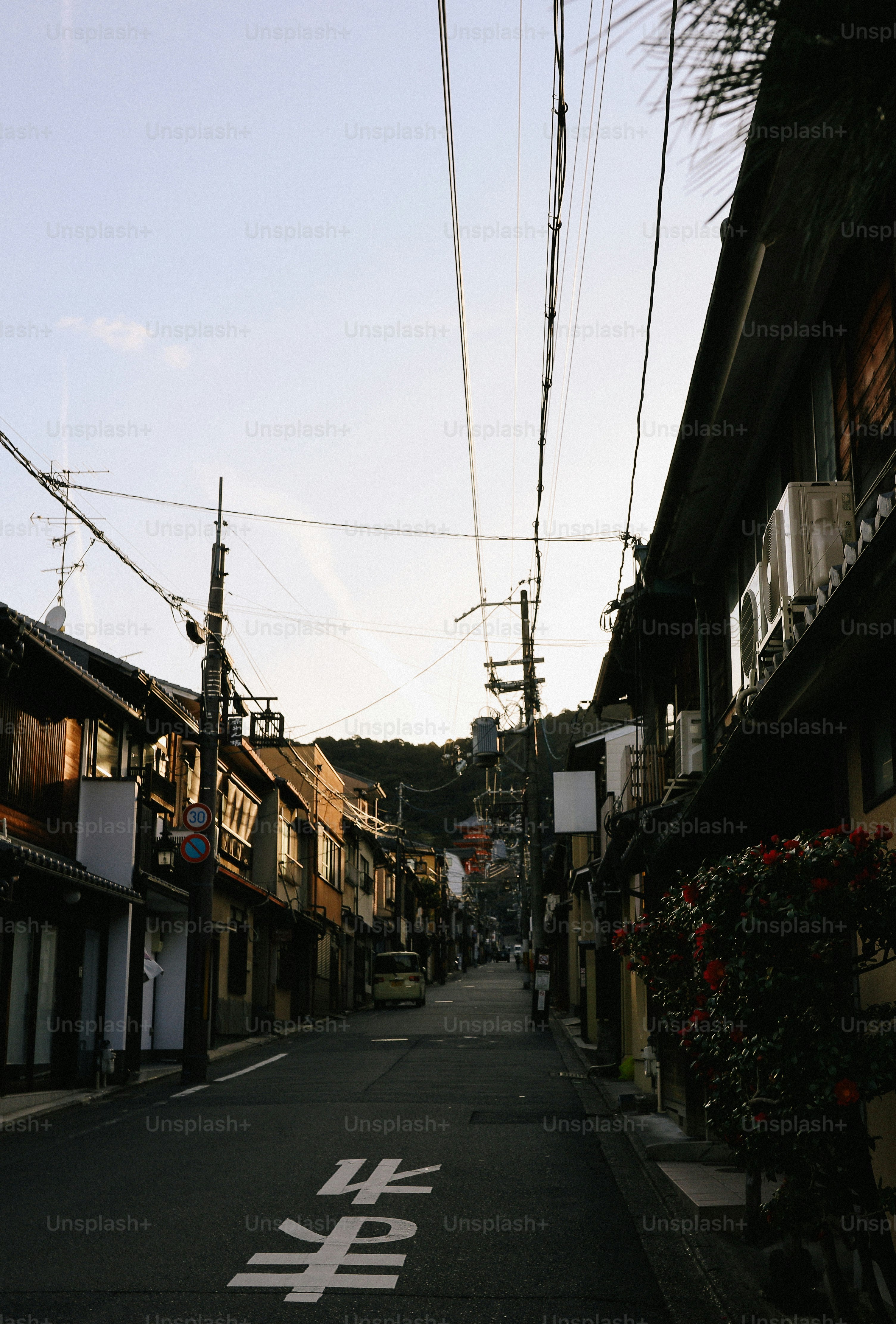 Eine schmale Straße, gesäumt von traditionellen japanischen Gebäuden.