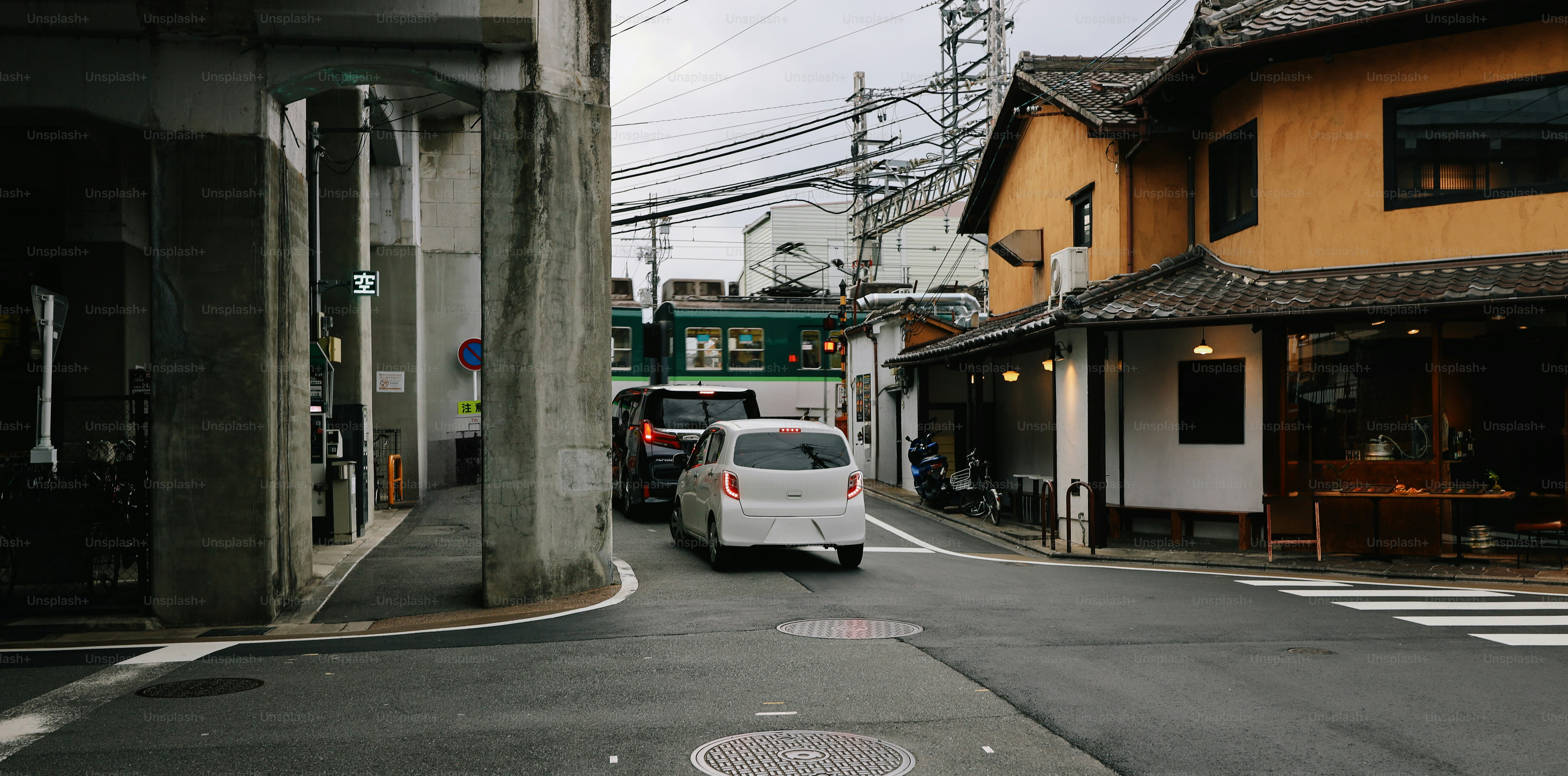 車は建物のある狭い通りを走っています。