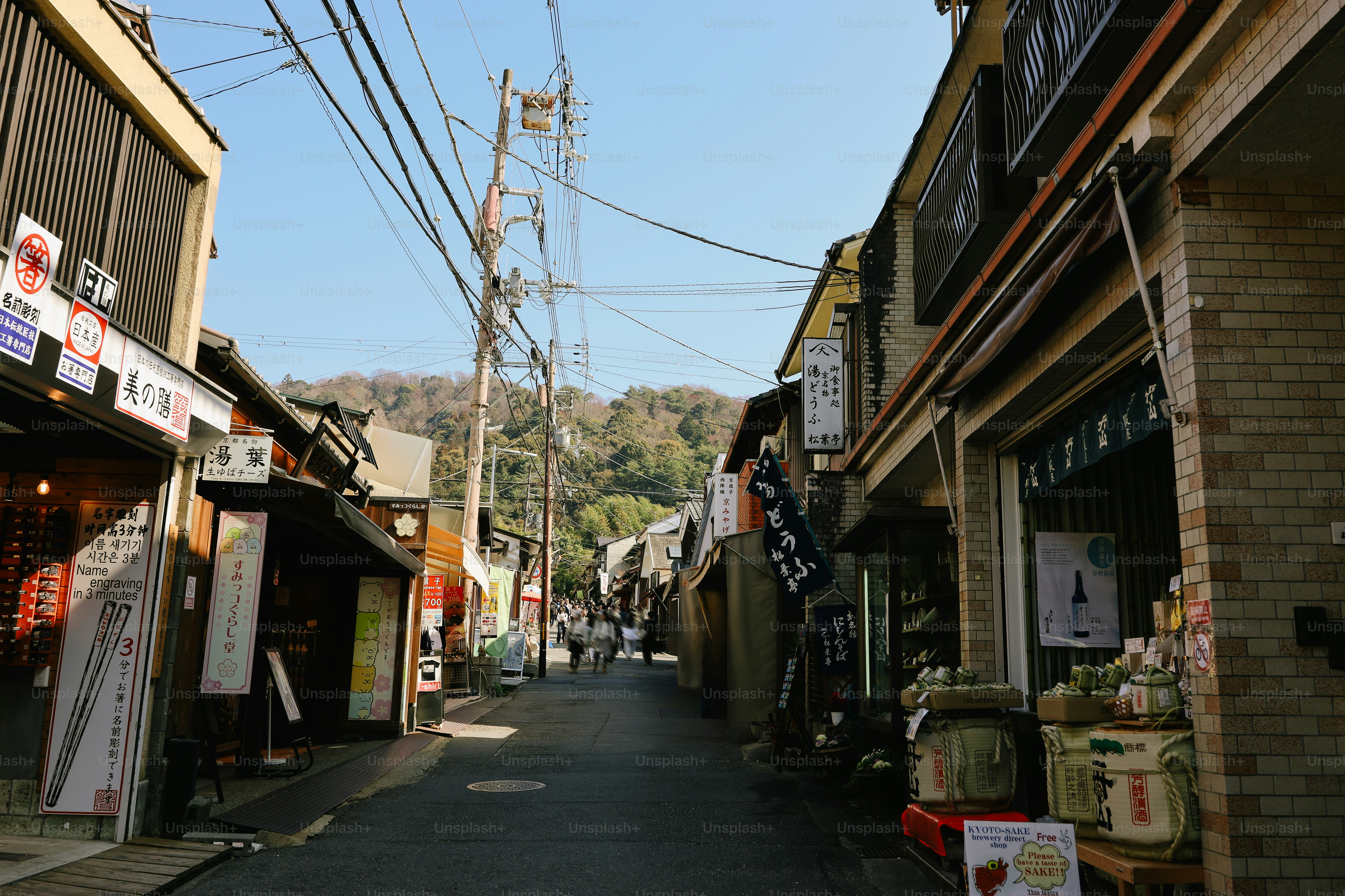 狭い通りは店が並び、丘へと続く