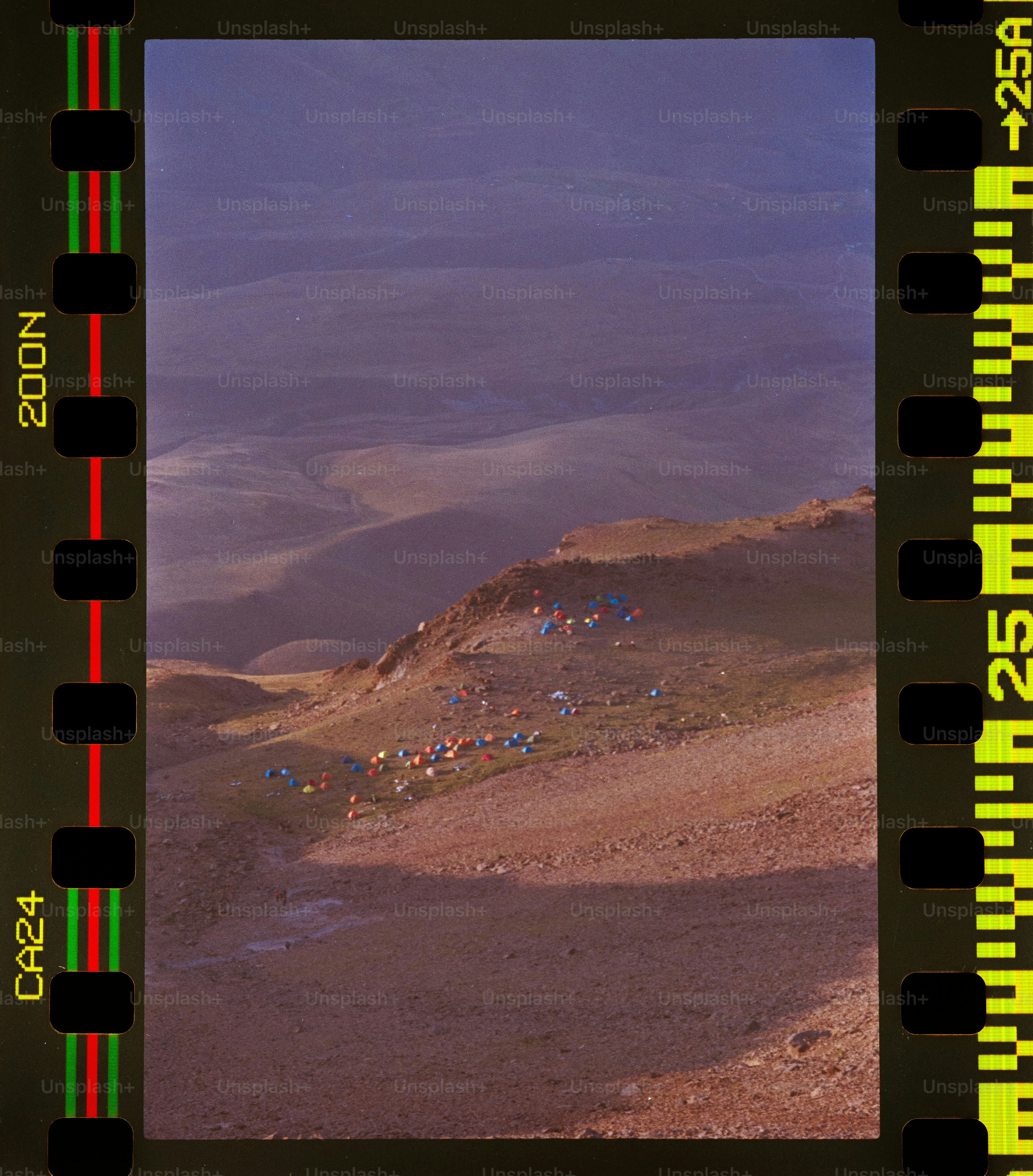 Un groupe de tentes colorées sur une colline rocheuse.