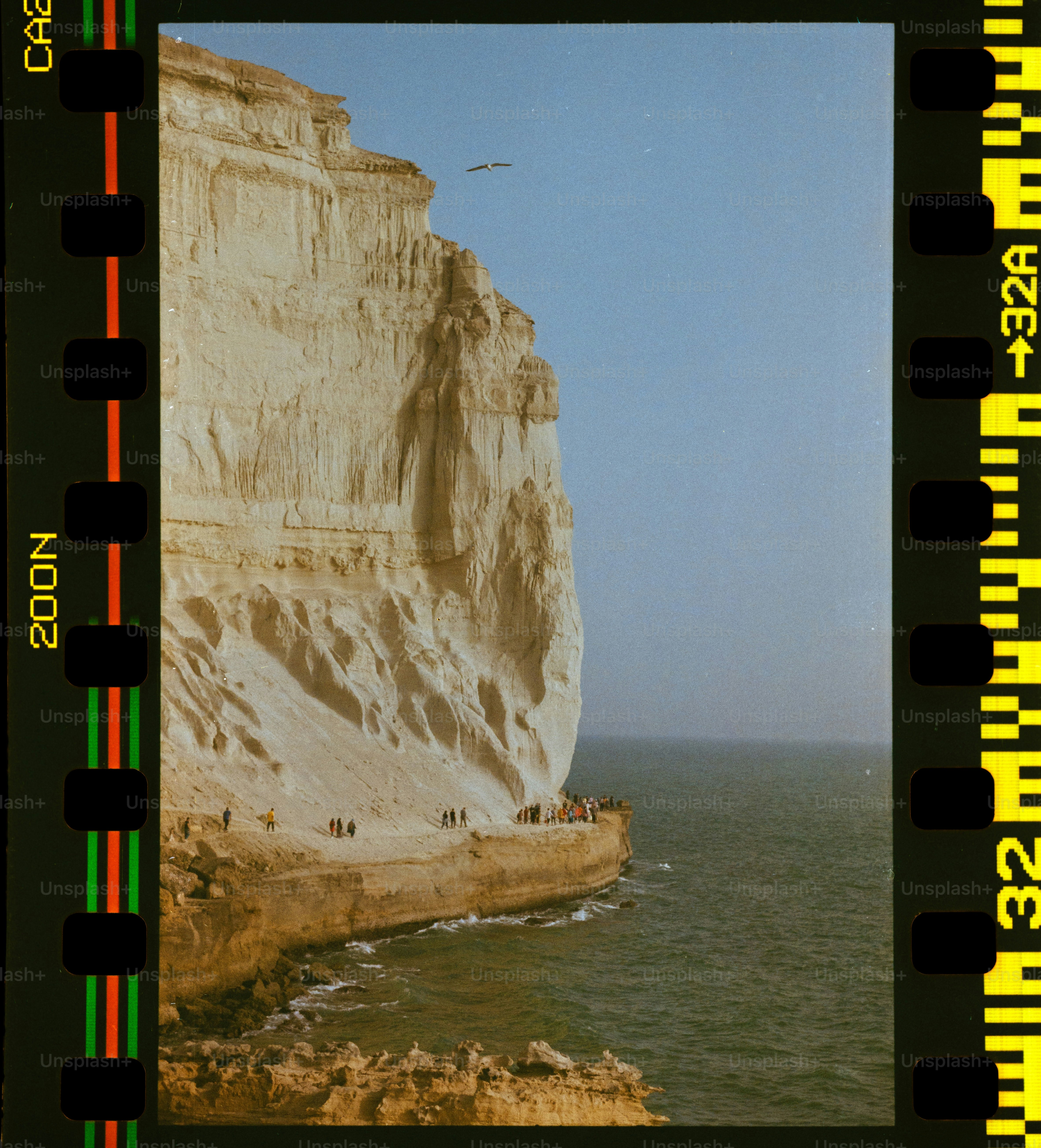 Les gens marchent le long d’une falaise au bord de l’océan