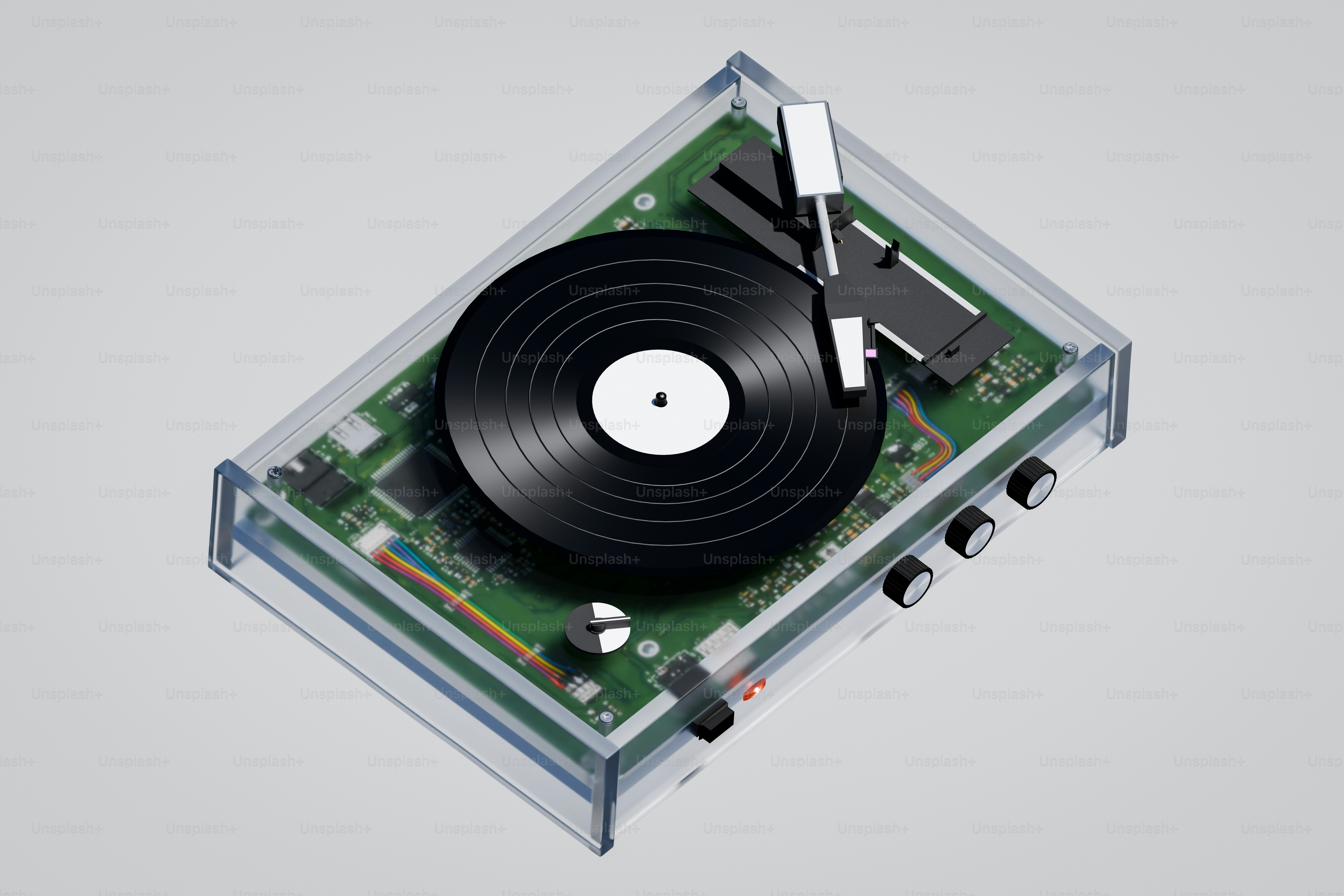 Un giradischi trasparente con scheda elettronica visibile e disco in vinile.