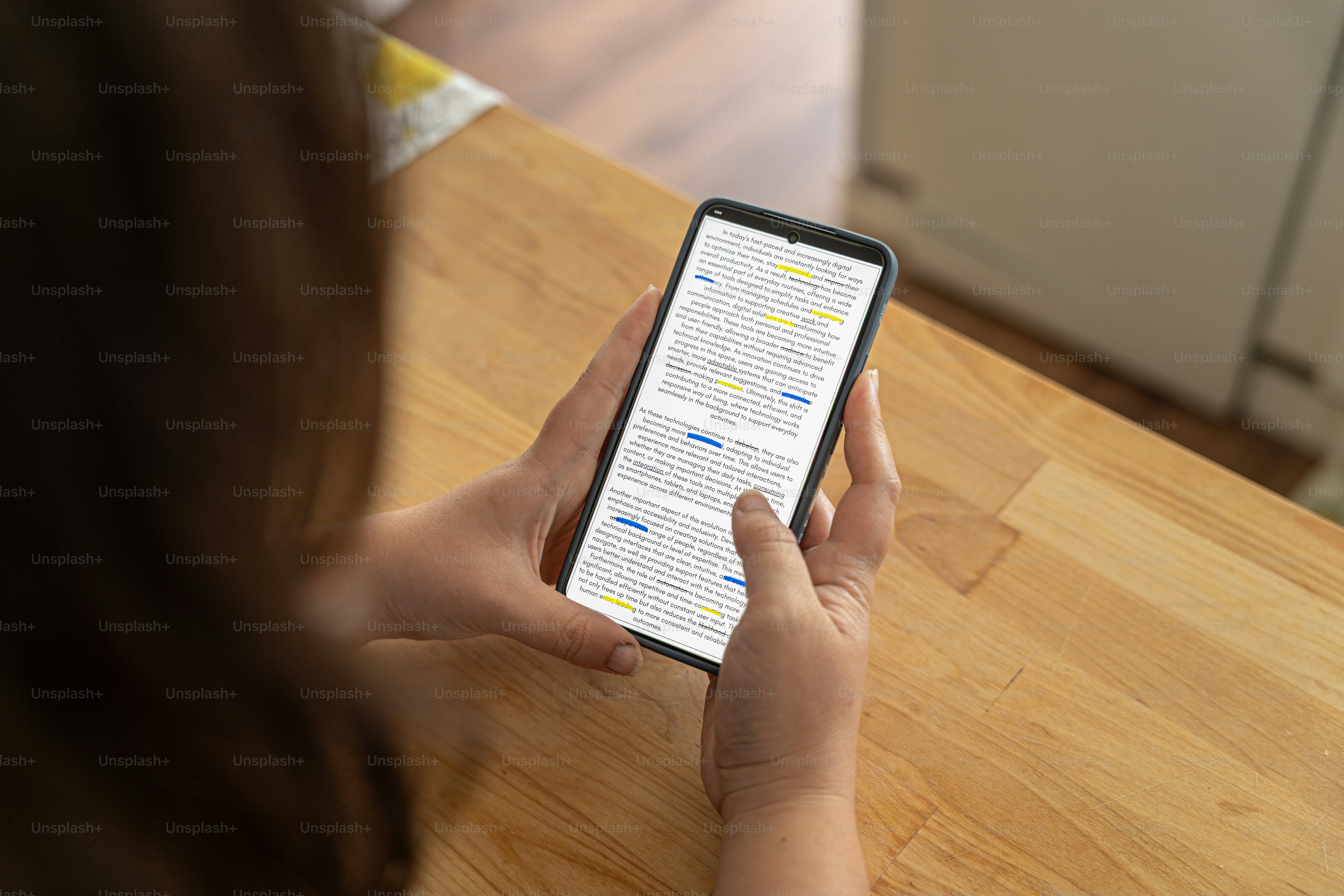 Mulher segurando smartphone com texto na tela