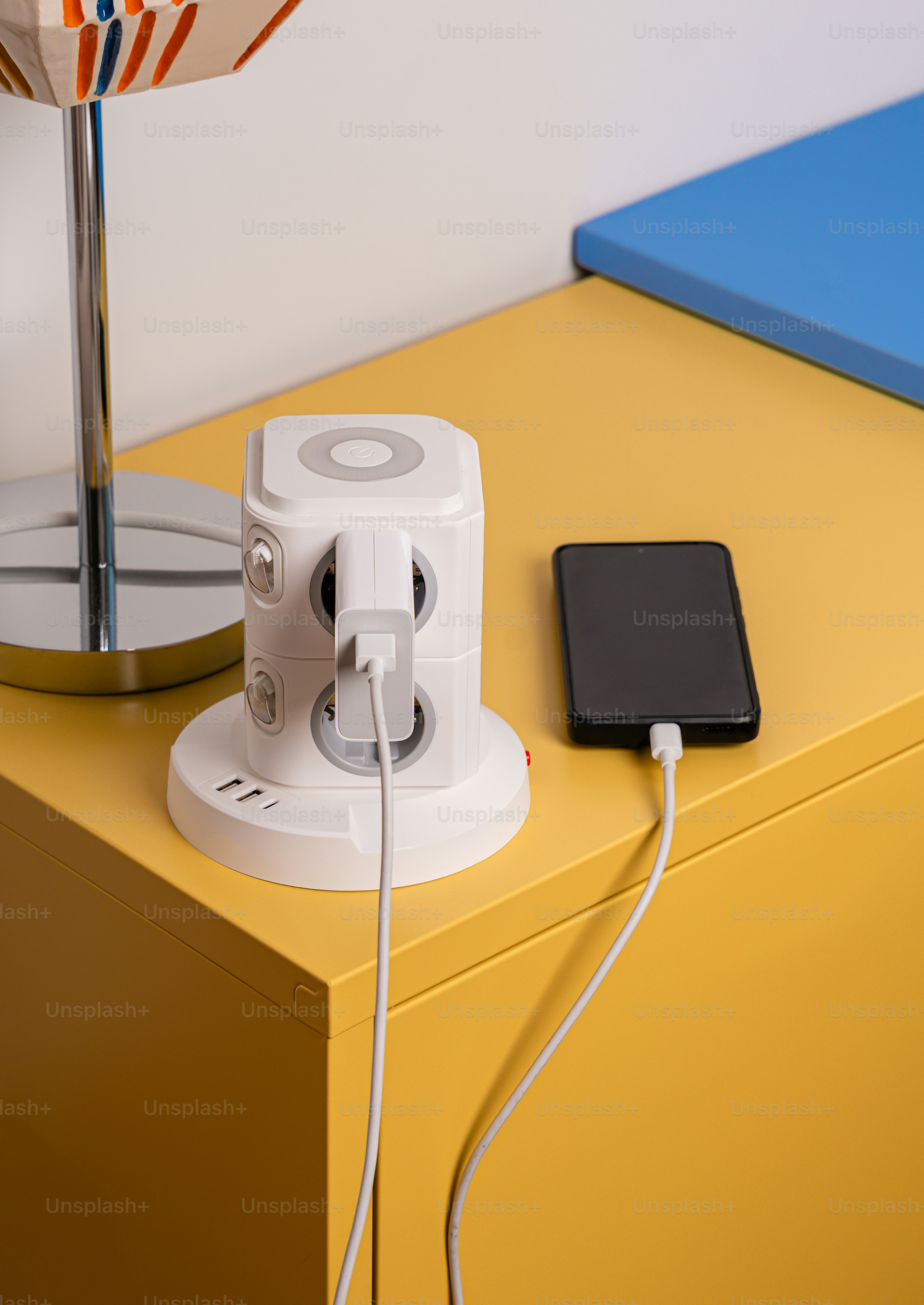 白い電源タップは電話やその他の機器を充電します。