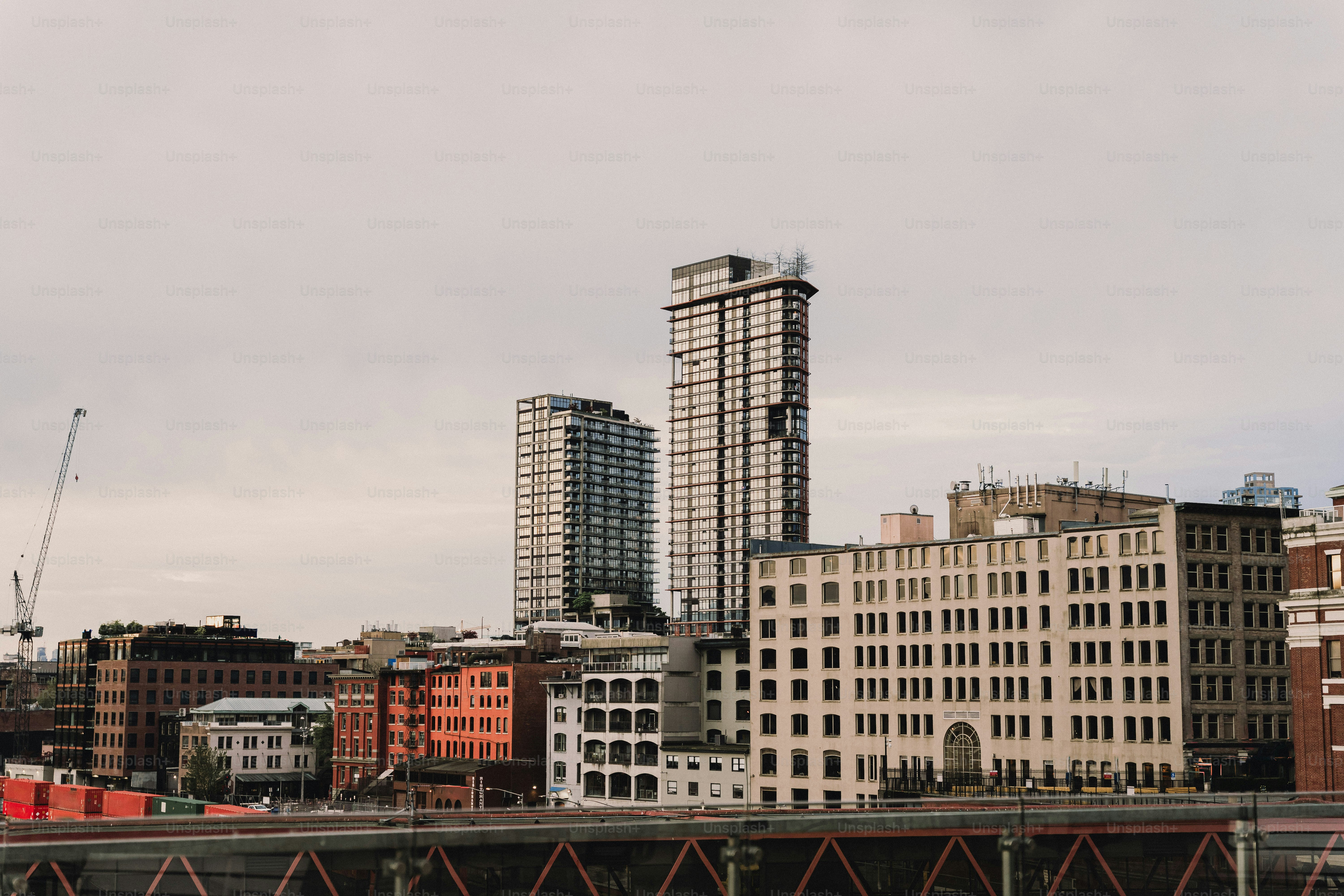 La silhouette urbaine avec des bâtiments modernes et historiques