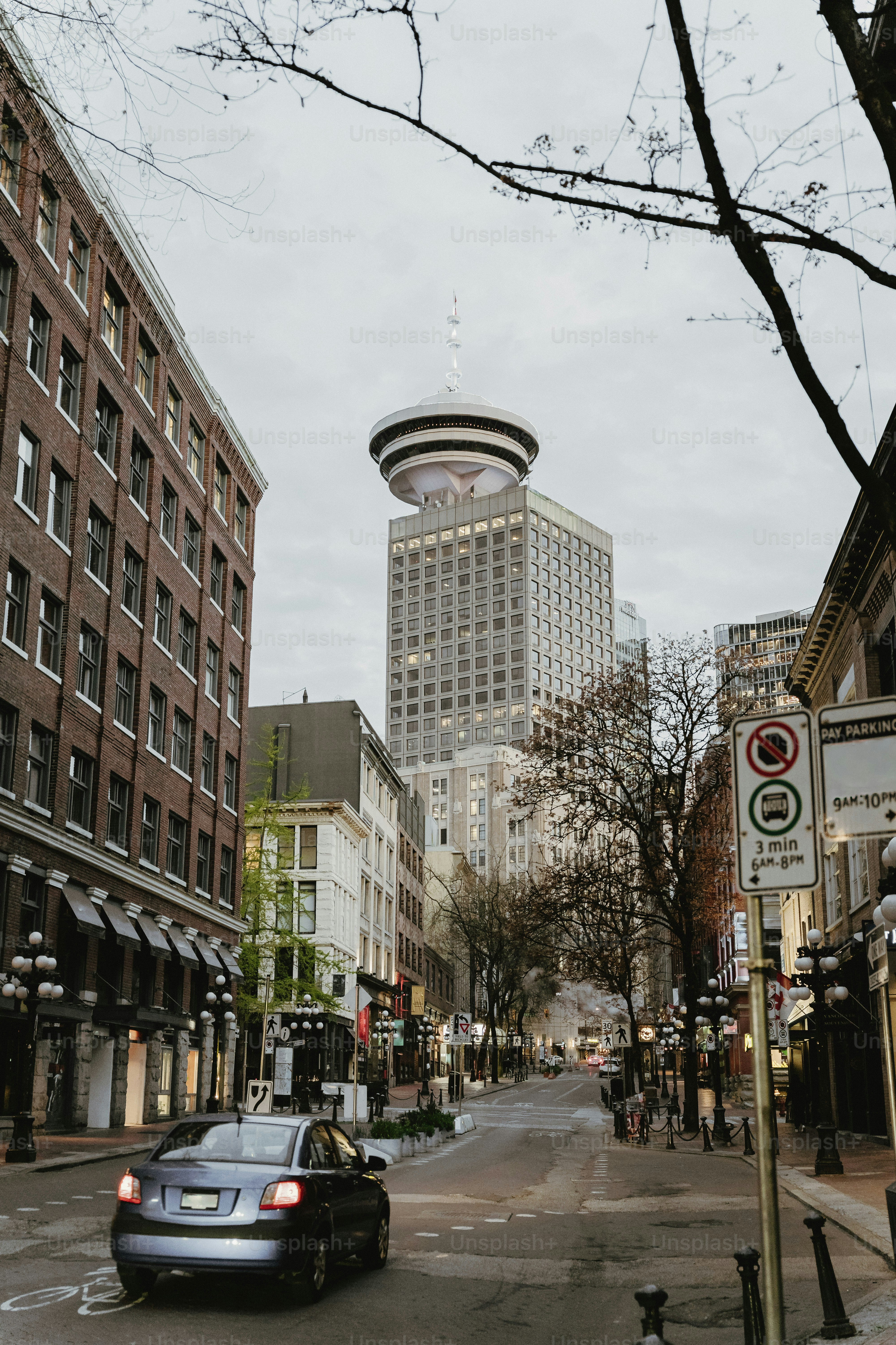 Rue de la ville avec de hauts immeubles et une tour distinctive.