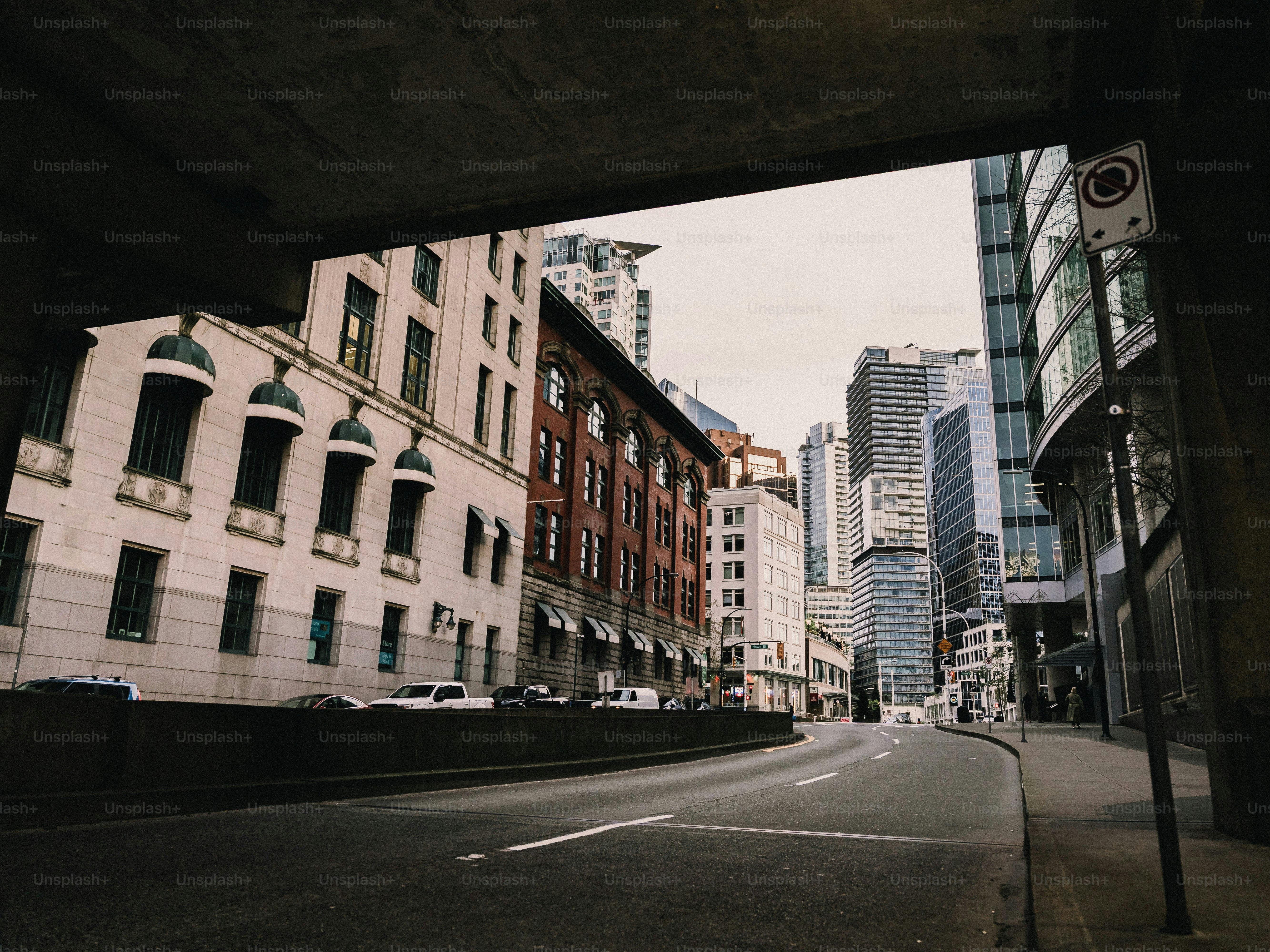 Vue de rue des bâtiments depuis sous un viaduc