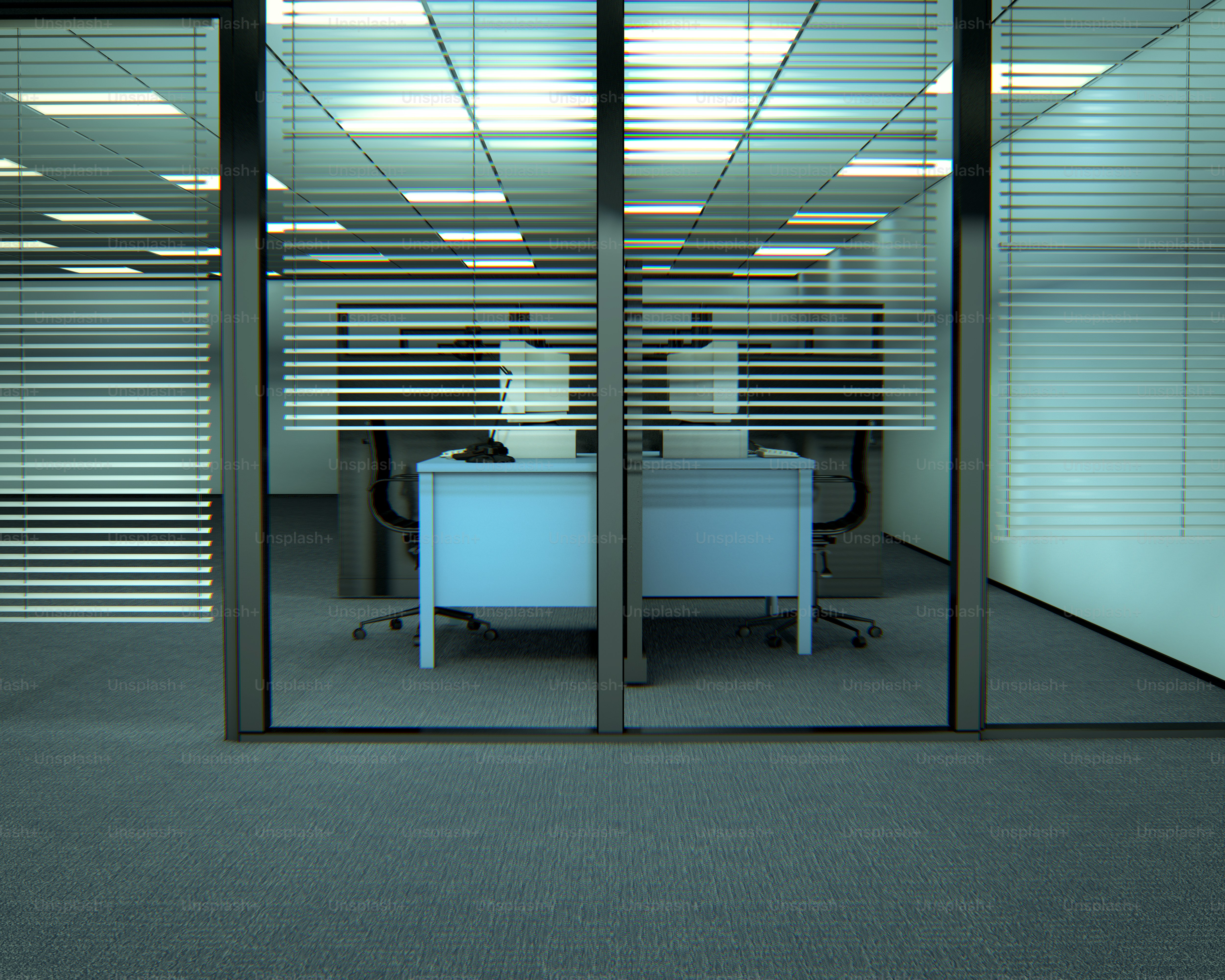 Kantor modern kosong dengan meja dan kursi