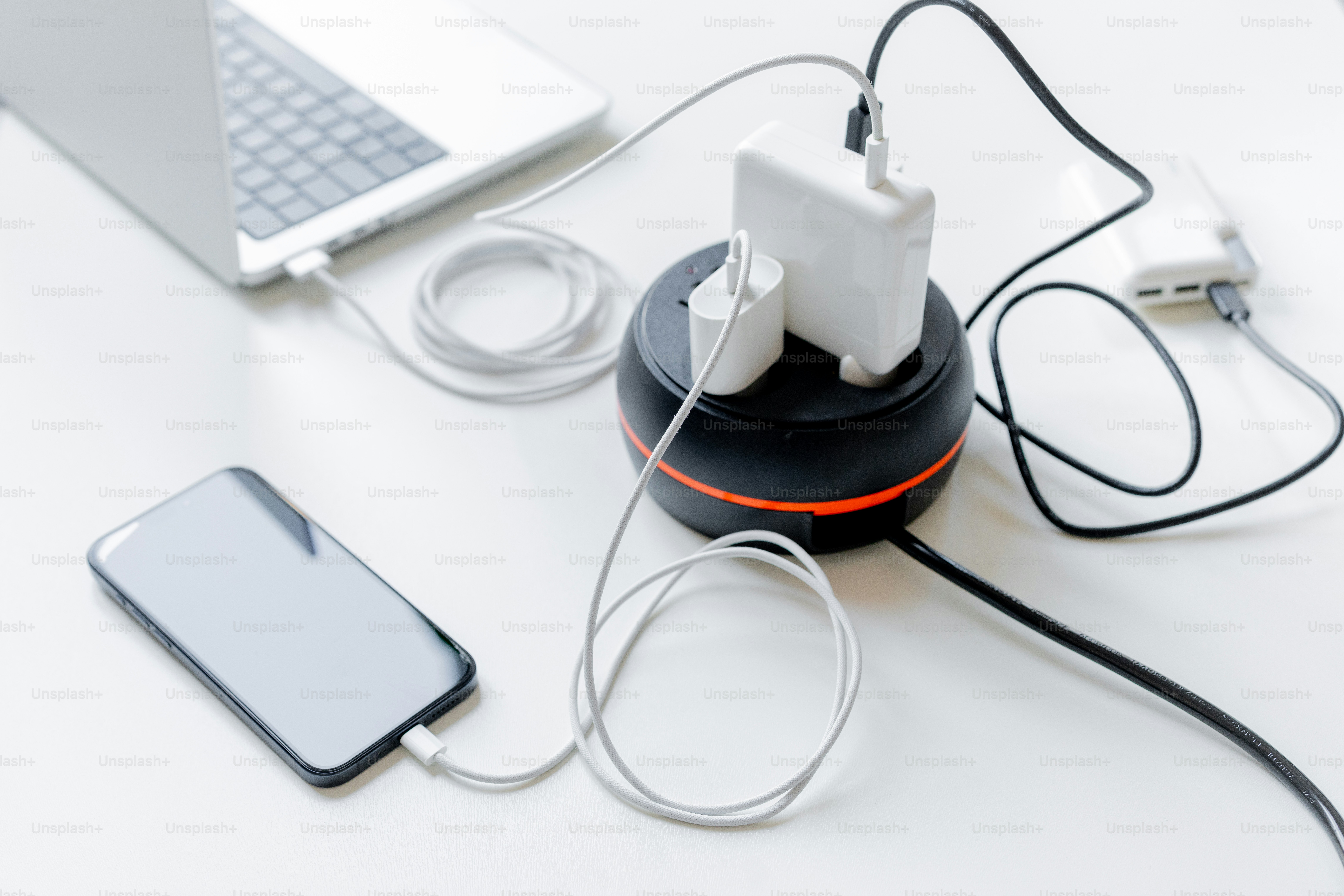 白い机の上に複数のデバイスが充電されています。