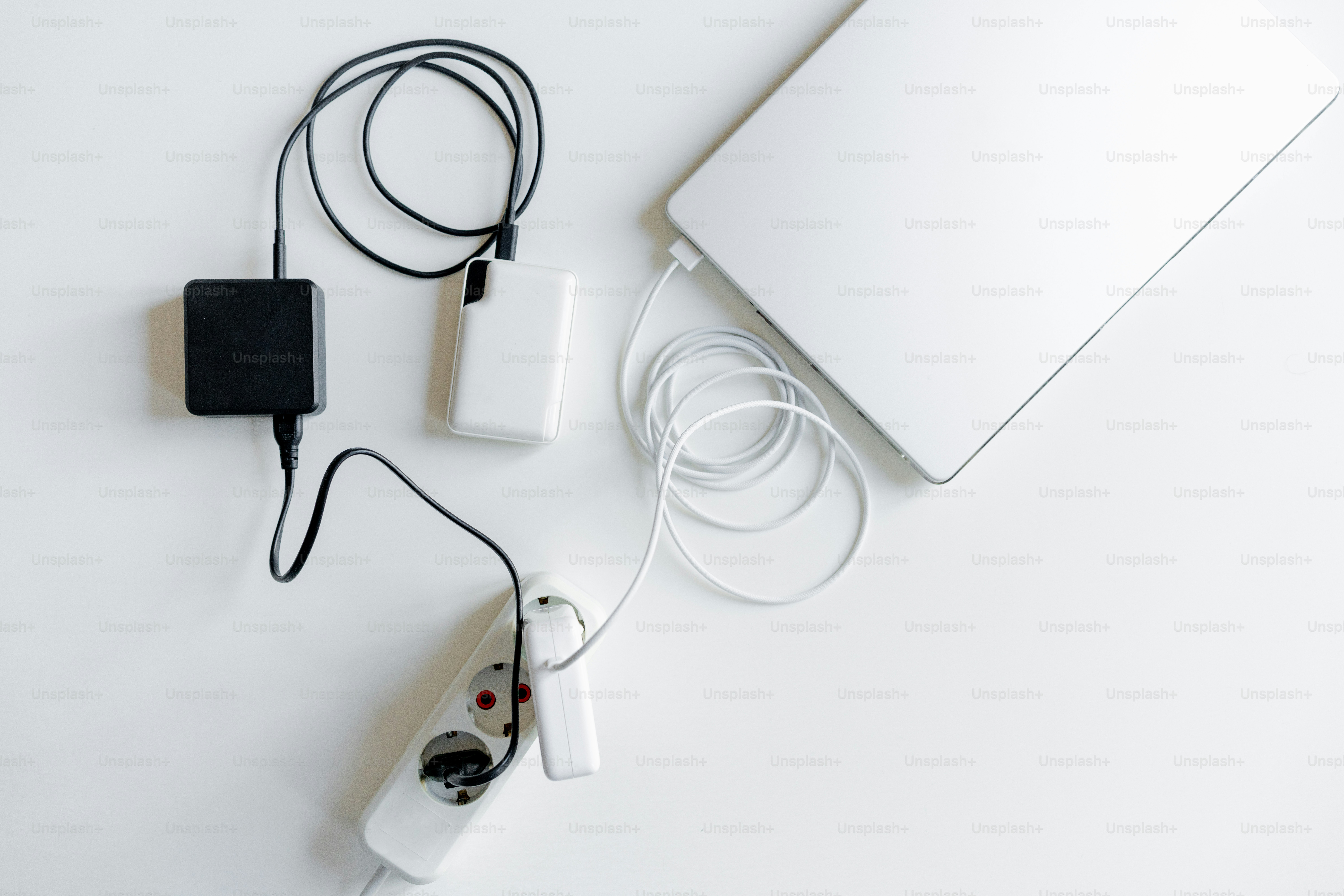 ノートパソコンとモバイルバッテリーの電源タップからの充電