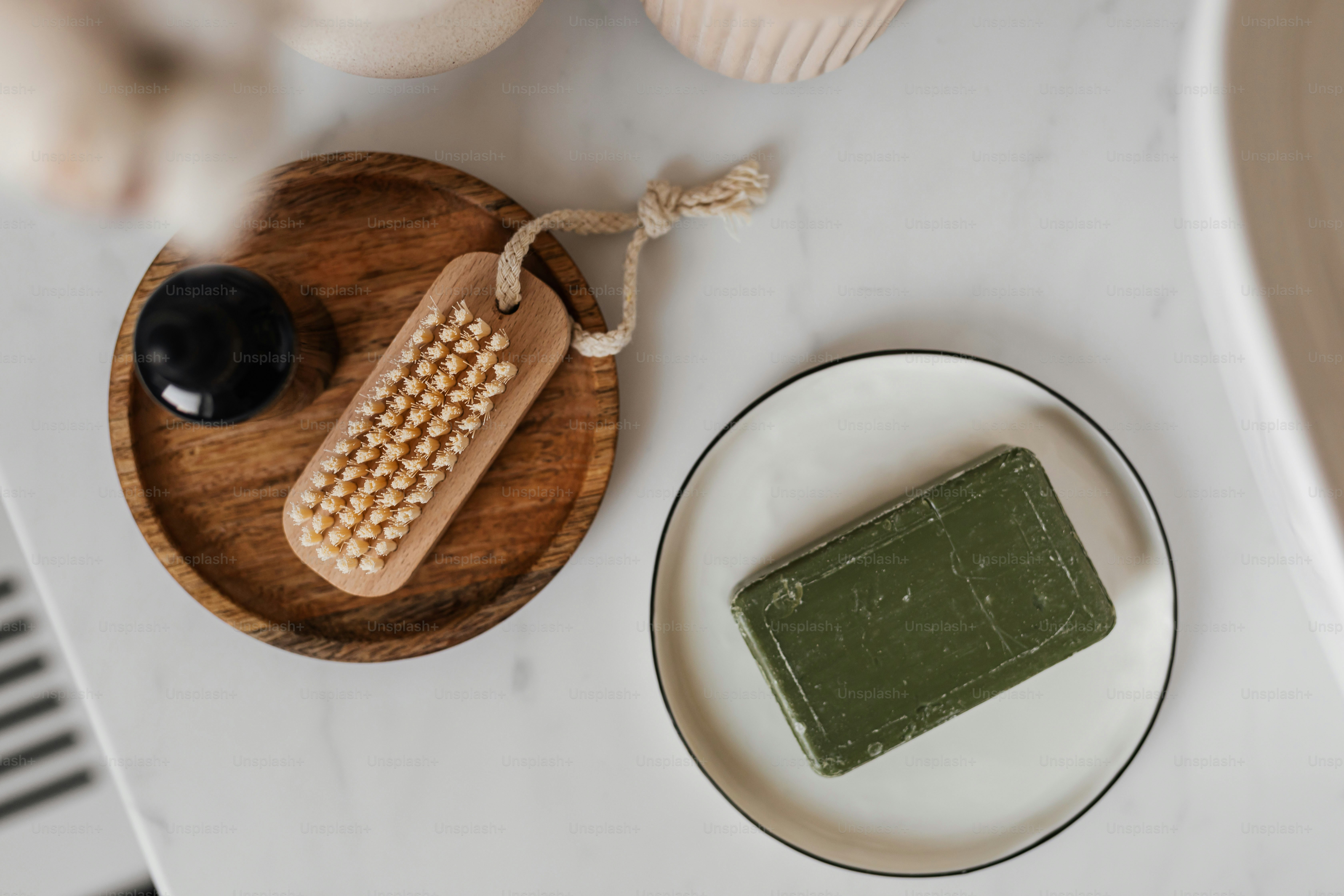 Savon et brosse en bois sur le plan de travail - Photo sur Unsplash+
