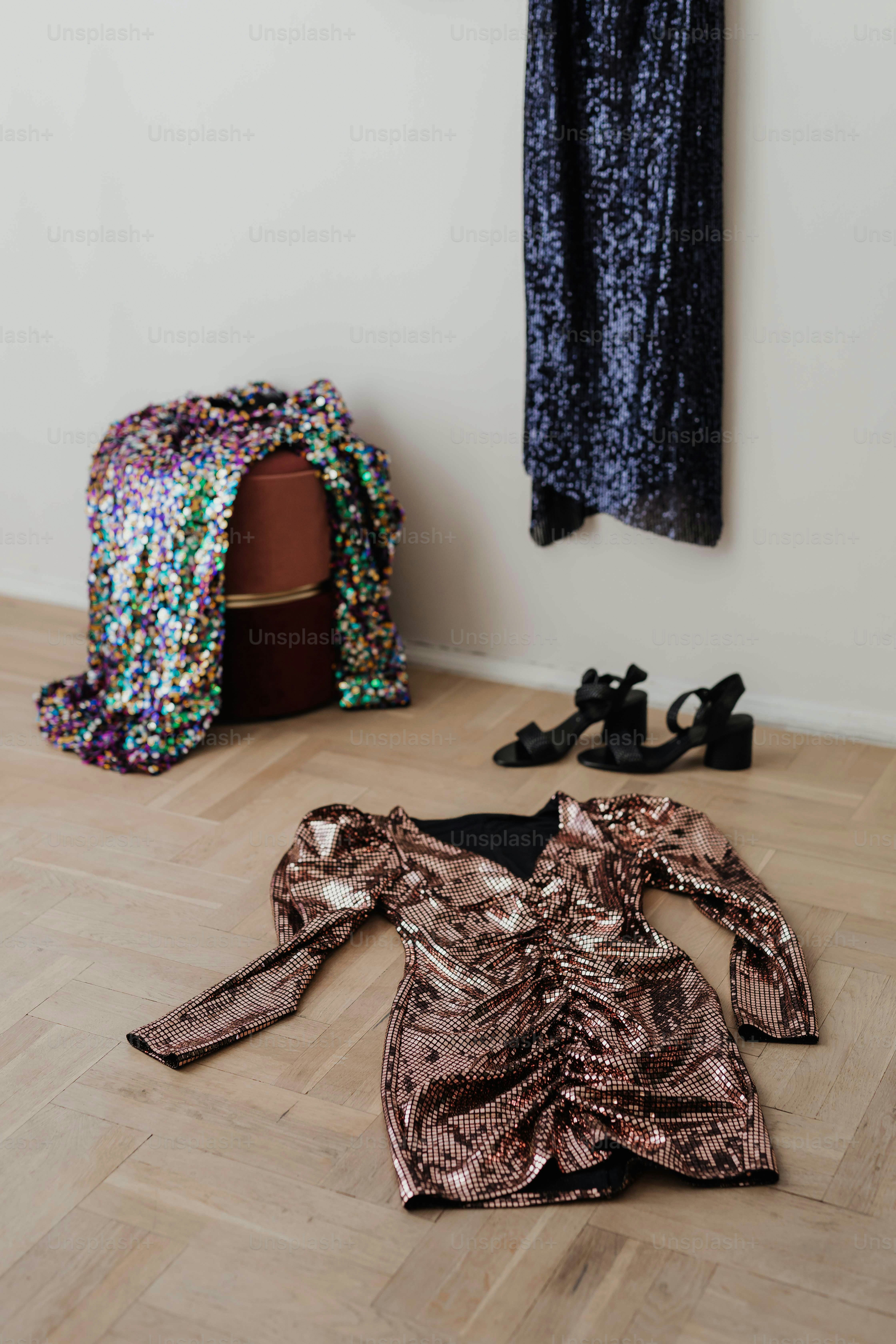 Glitzernde Kleider und Schuhe lagen auf dem Boden