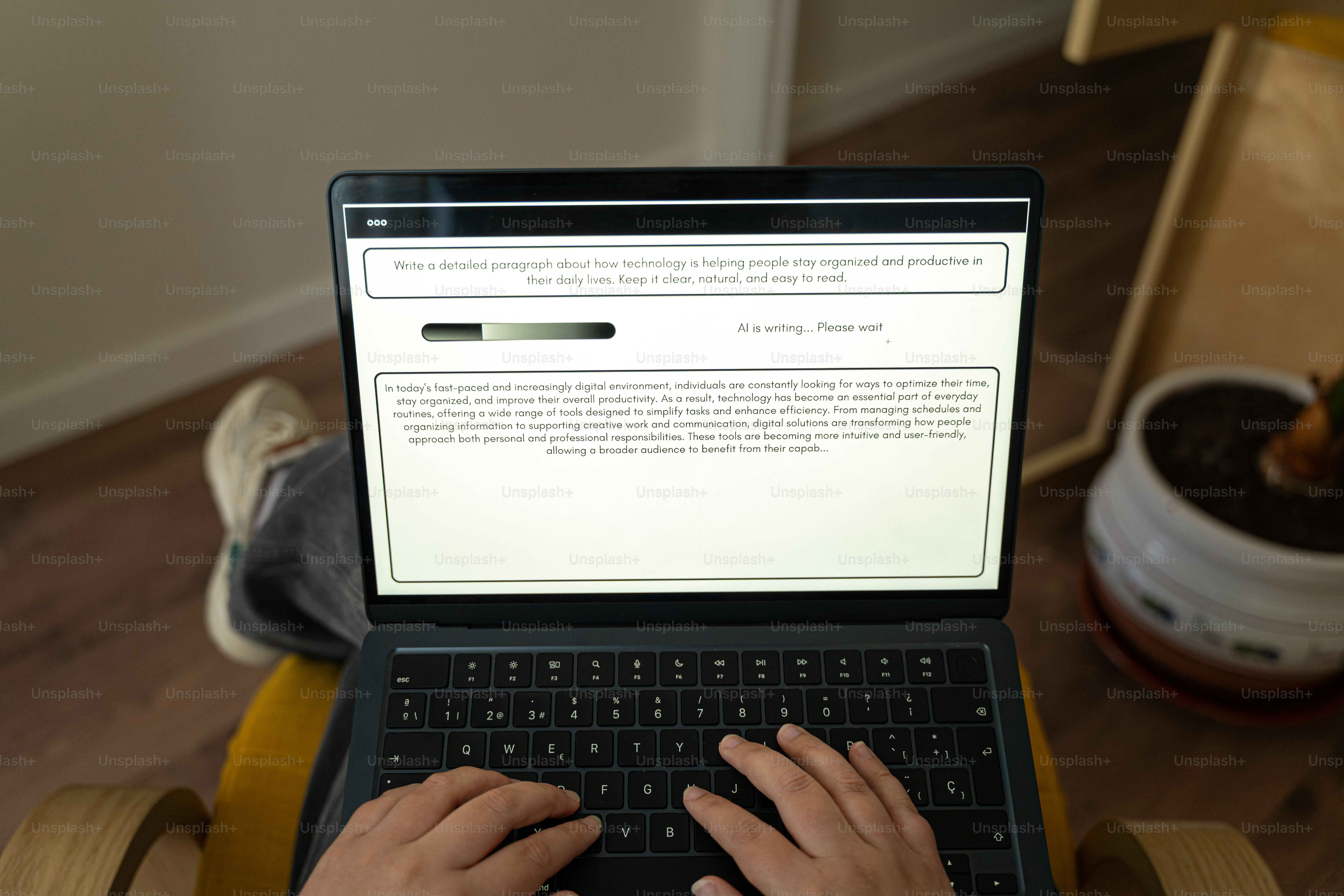 Orang yang mengetik di komputer laptop di dalam ruangan