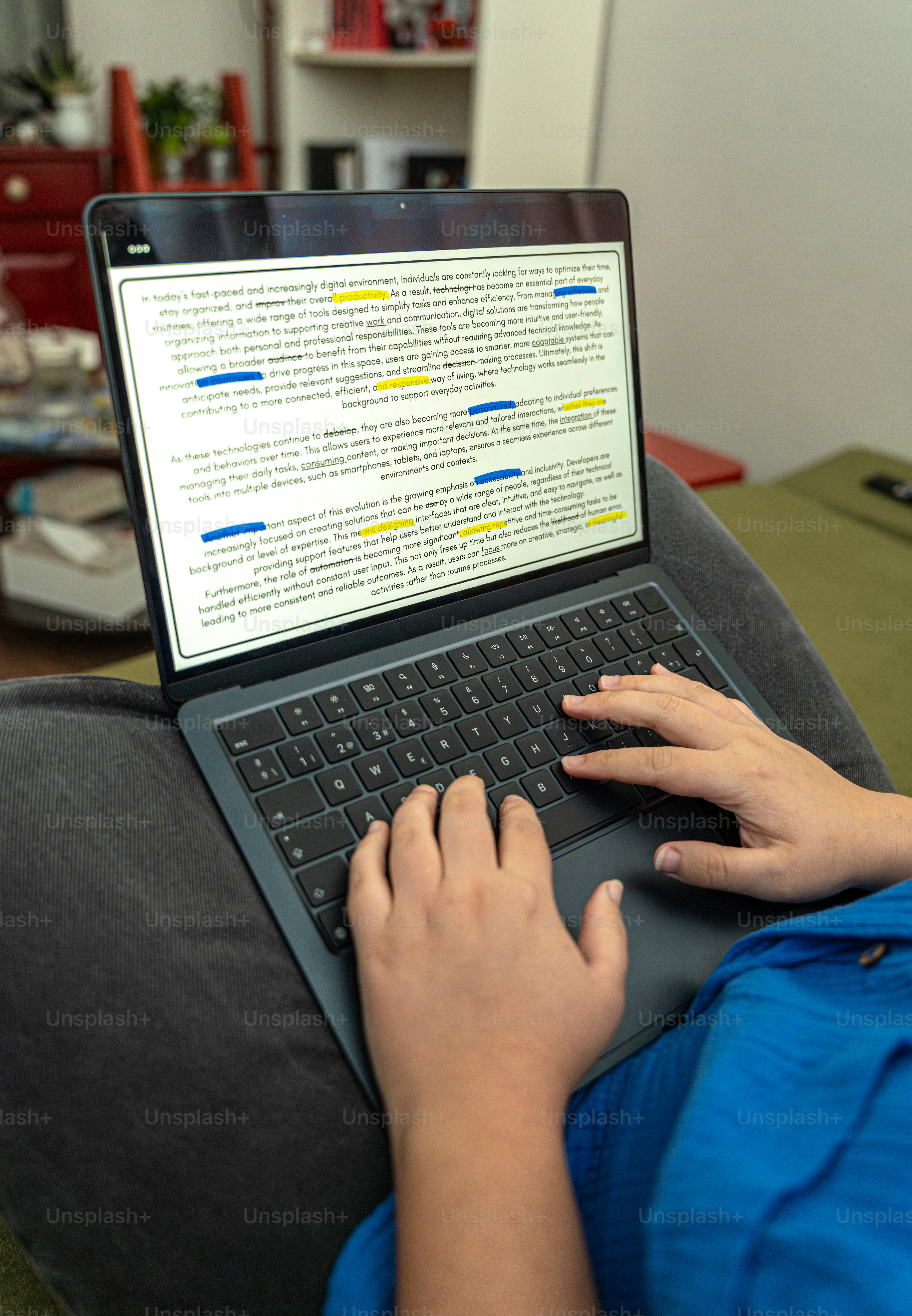 Orang yang mengetik di laptop dengan teks yang disorot.