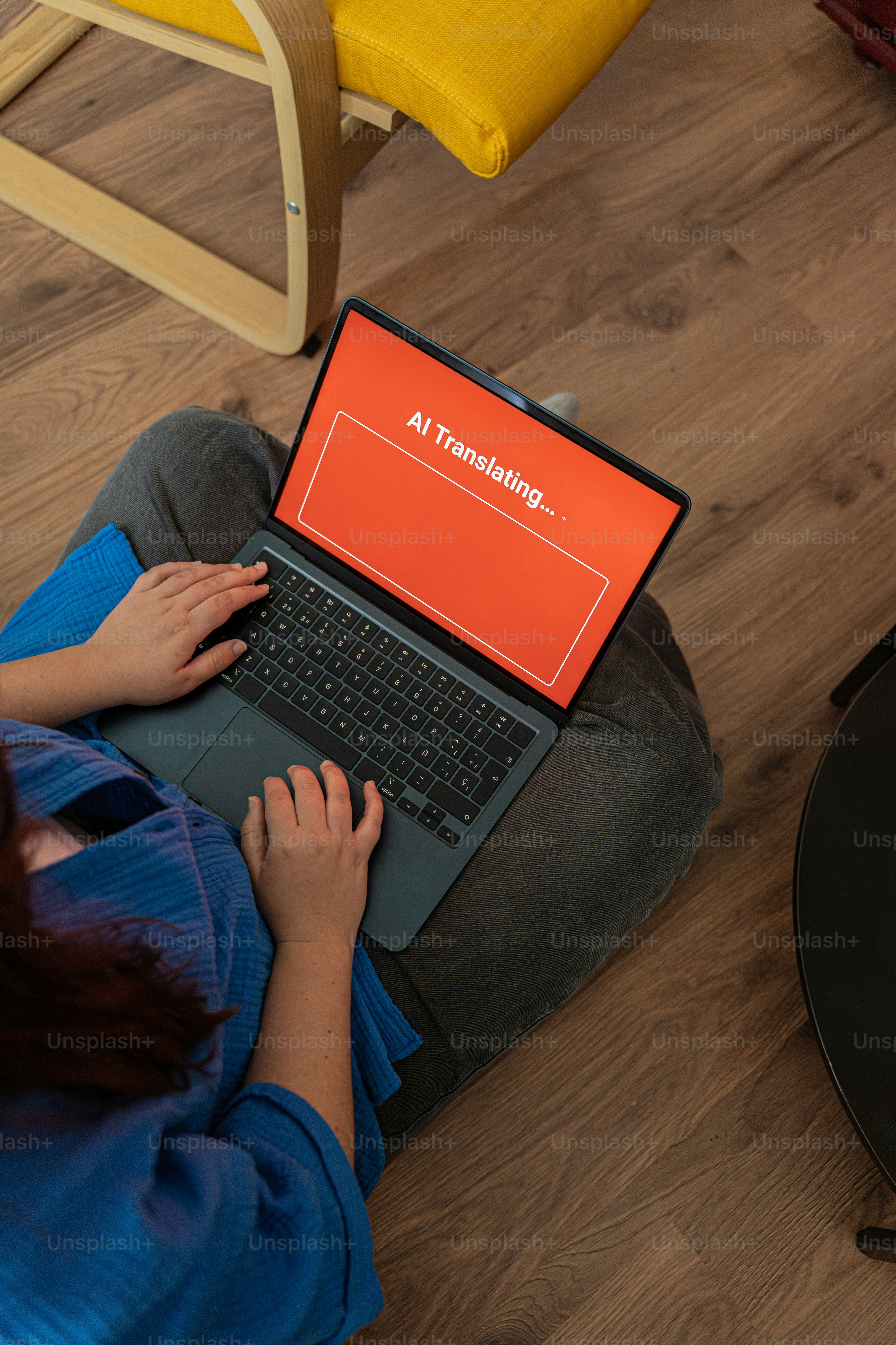 Pessoa usando laptop com "IA traduzindo..." na tela.