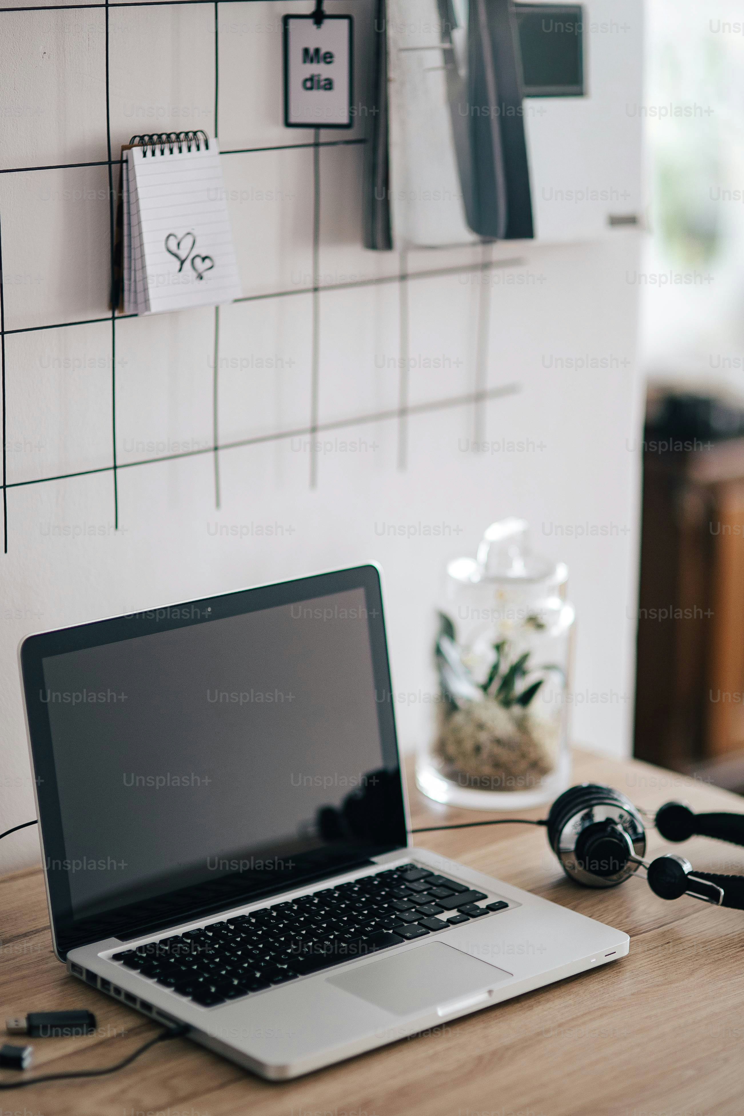 Ordinateur portable et casque sur un bureau en bois