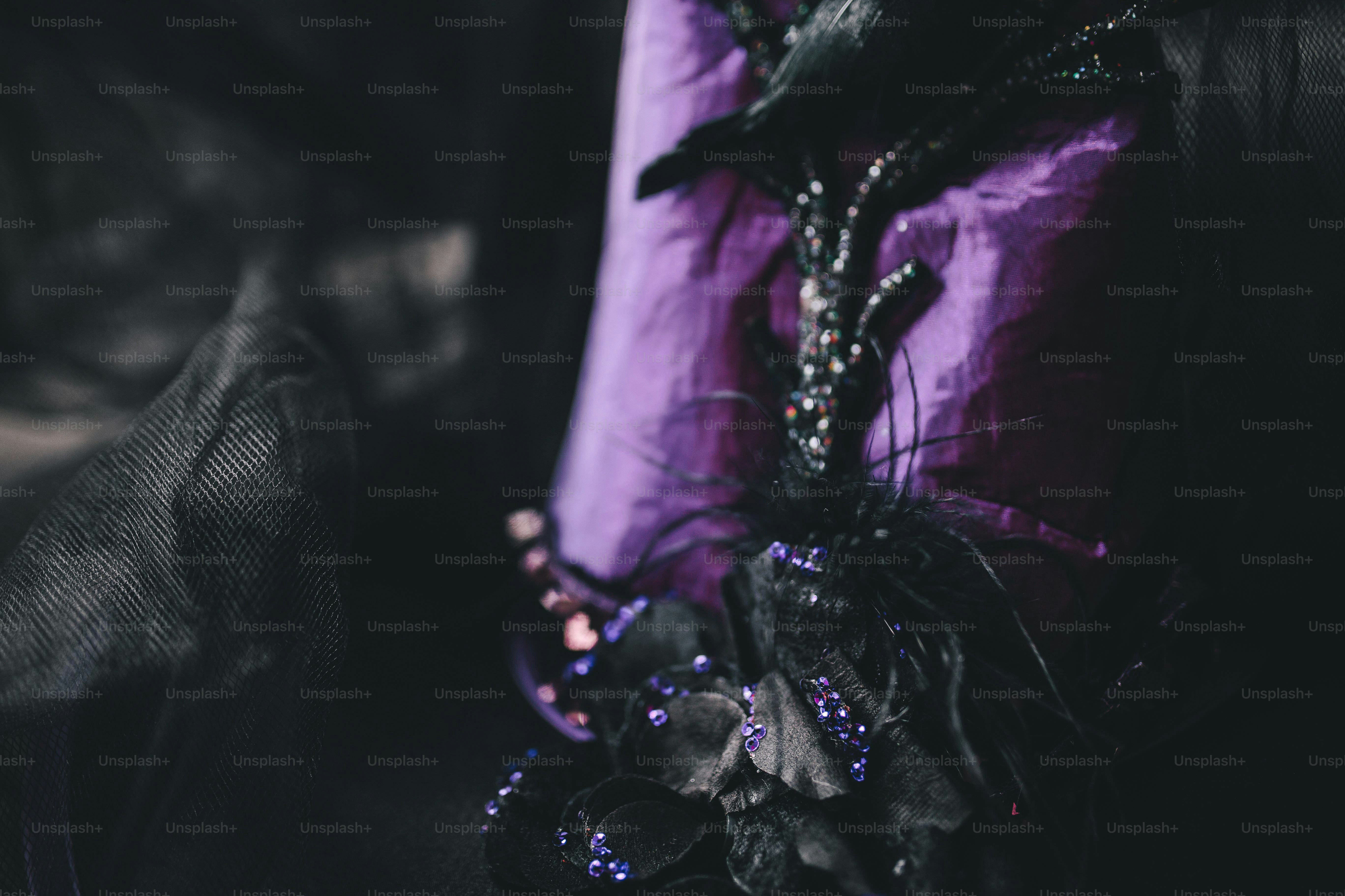 Um close de um tecido roxo com detalhes escuros.