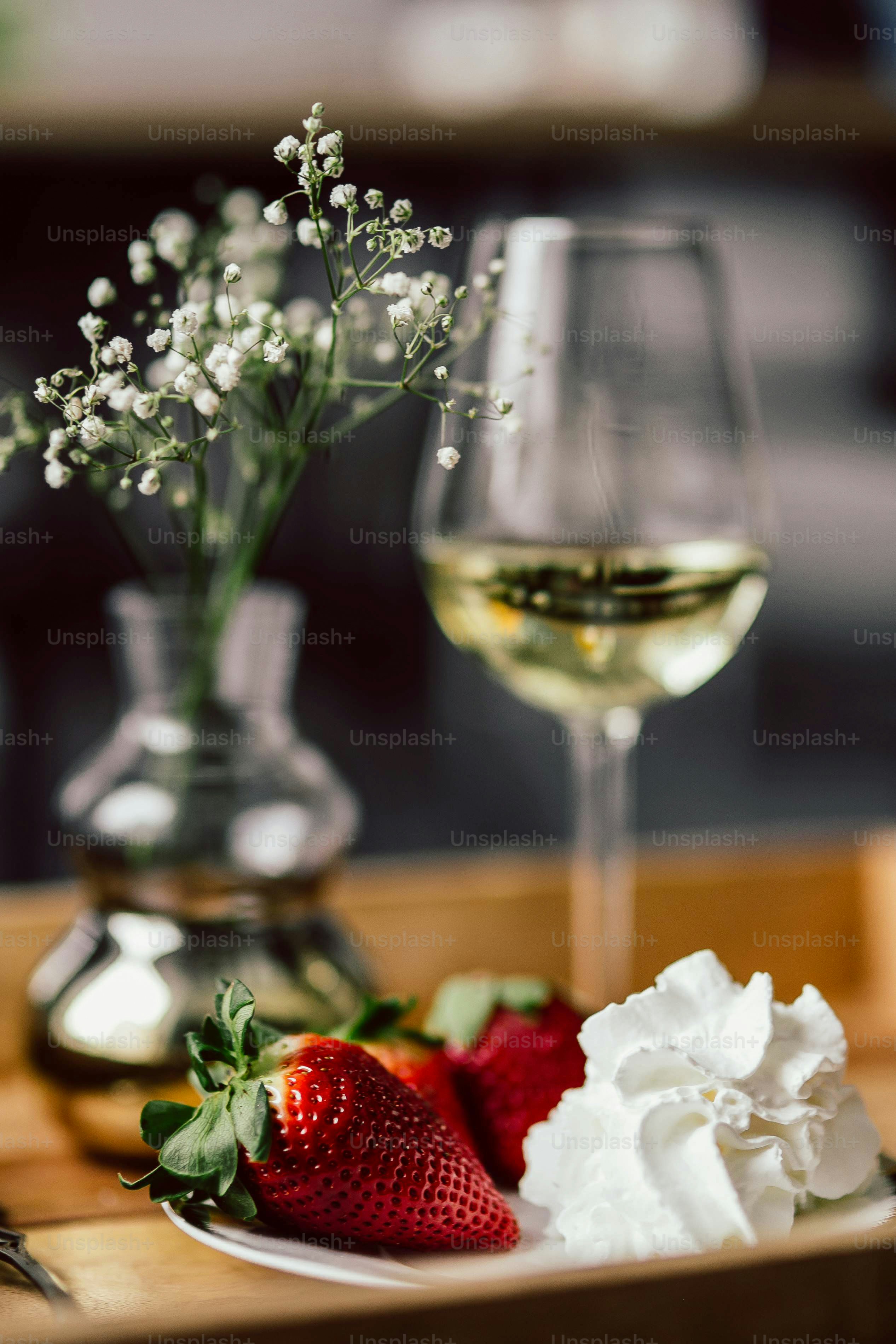 Morangos com chantilly e vinho branco.