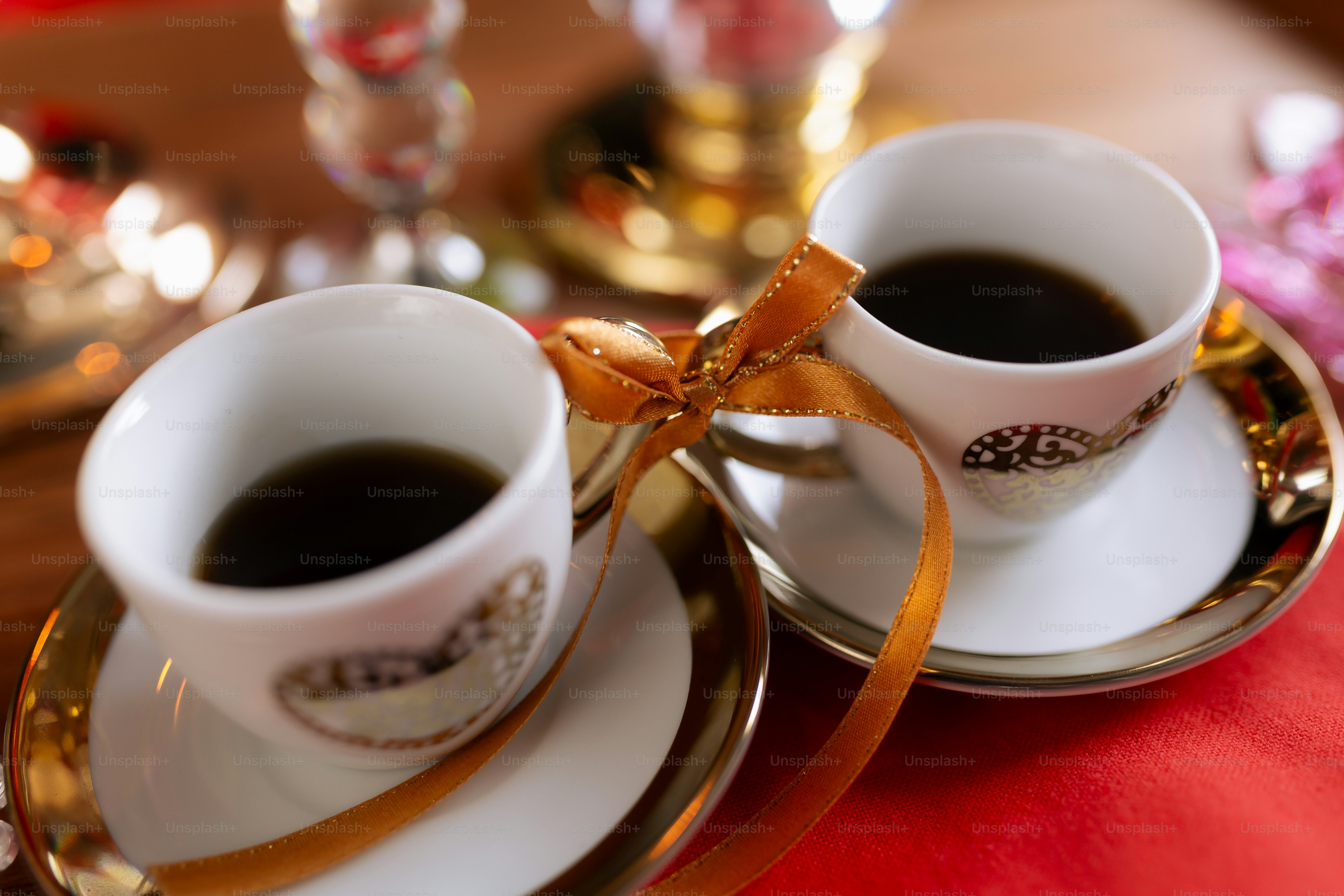 Dua cangkir kopi diikat dengan pita