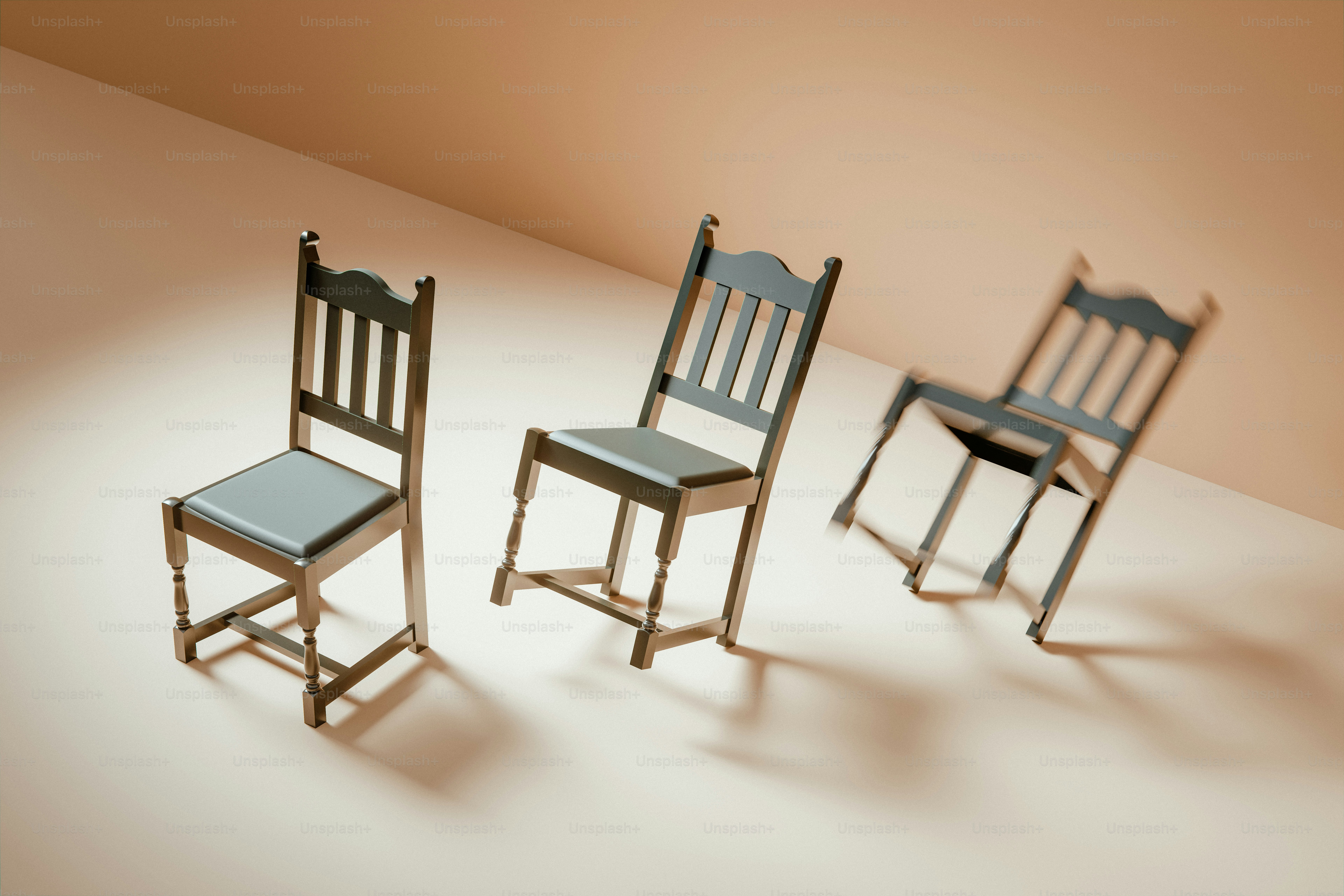 밝은 색 표면 위에 세 개의 의자가 배치되어 있었다.