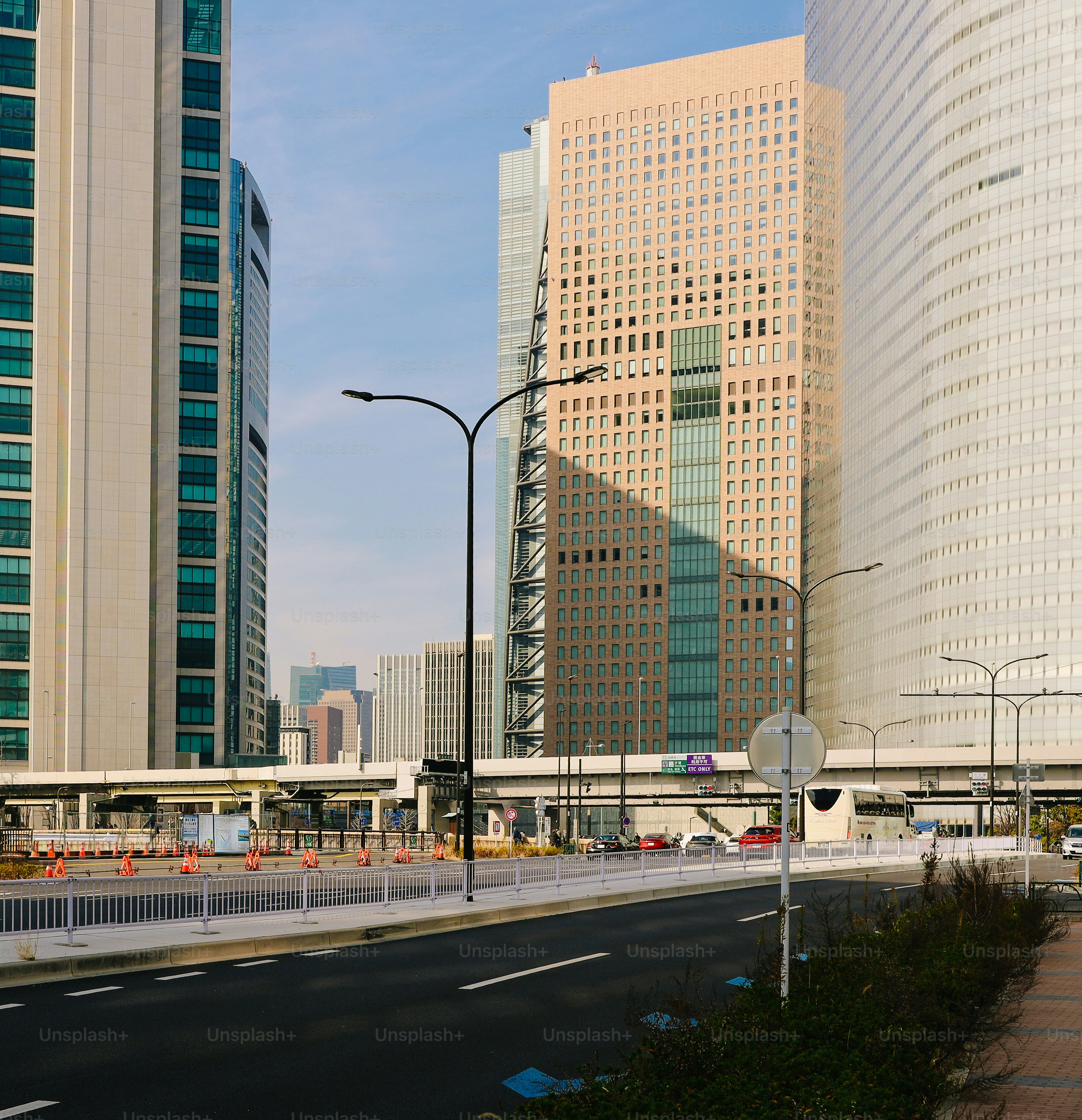 Des gratte-ciel modernes bordent une rue de la ville par temps clair