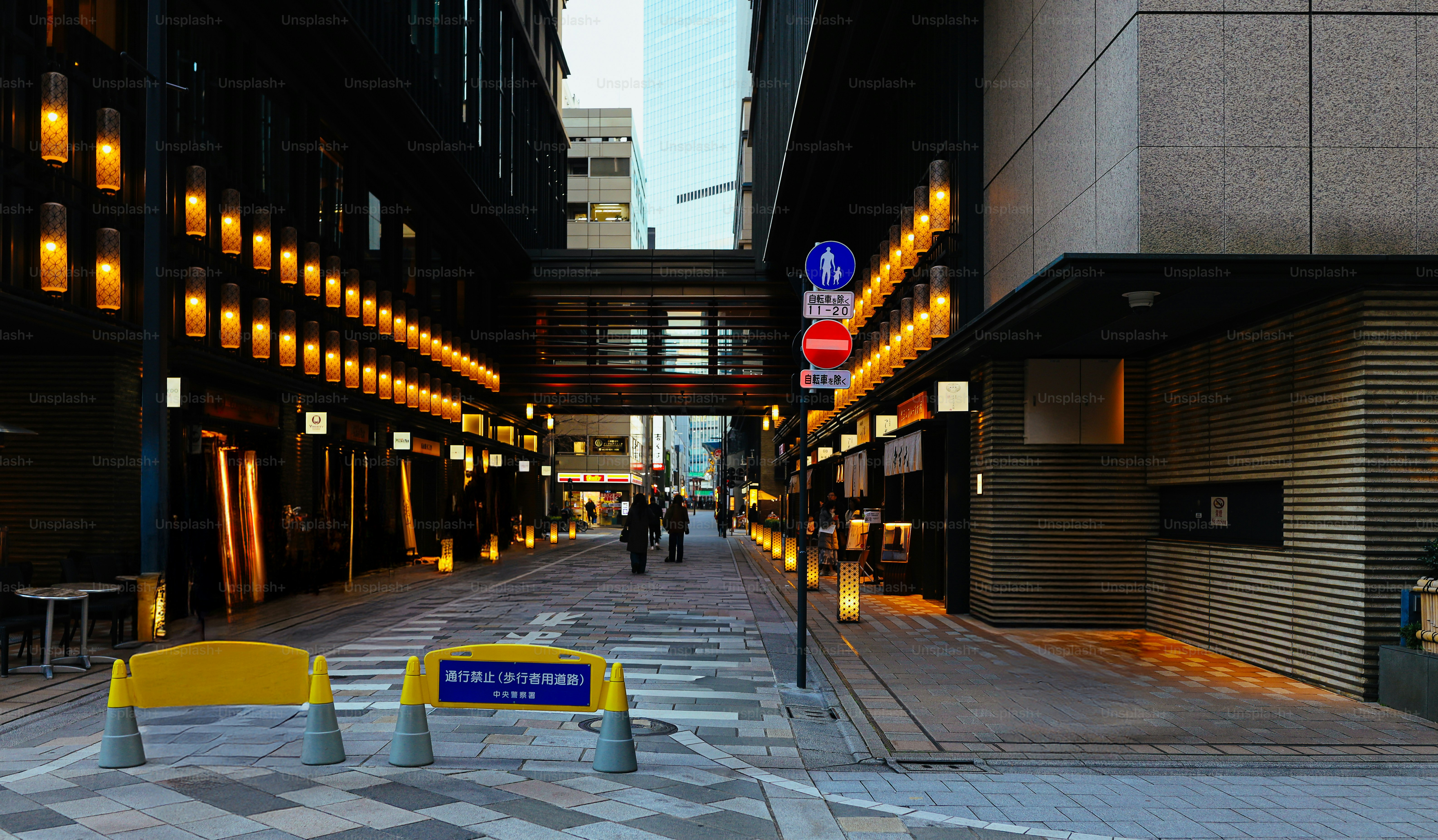 Rue aux lanternes lumineuses et bâtiments modernes au crépuscule