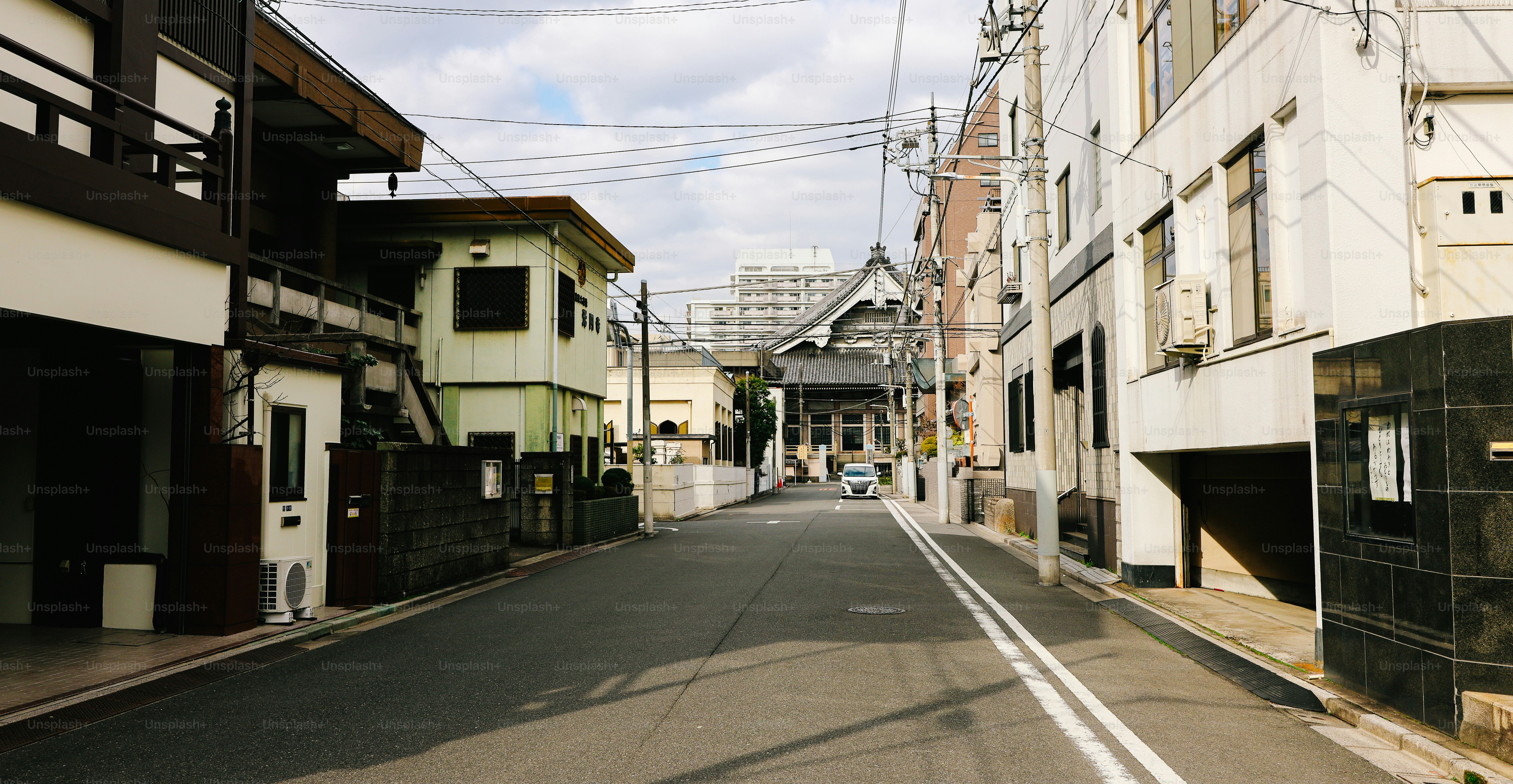 Une rue tranquille bordée de bâtiments traditionnels japonais.