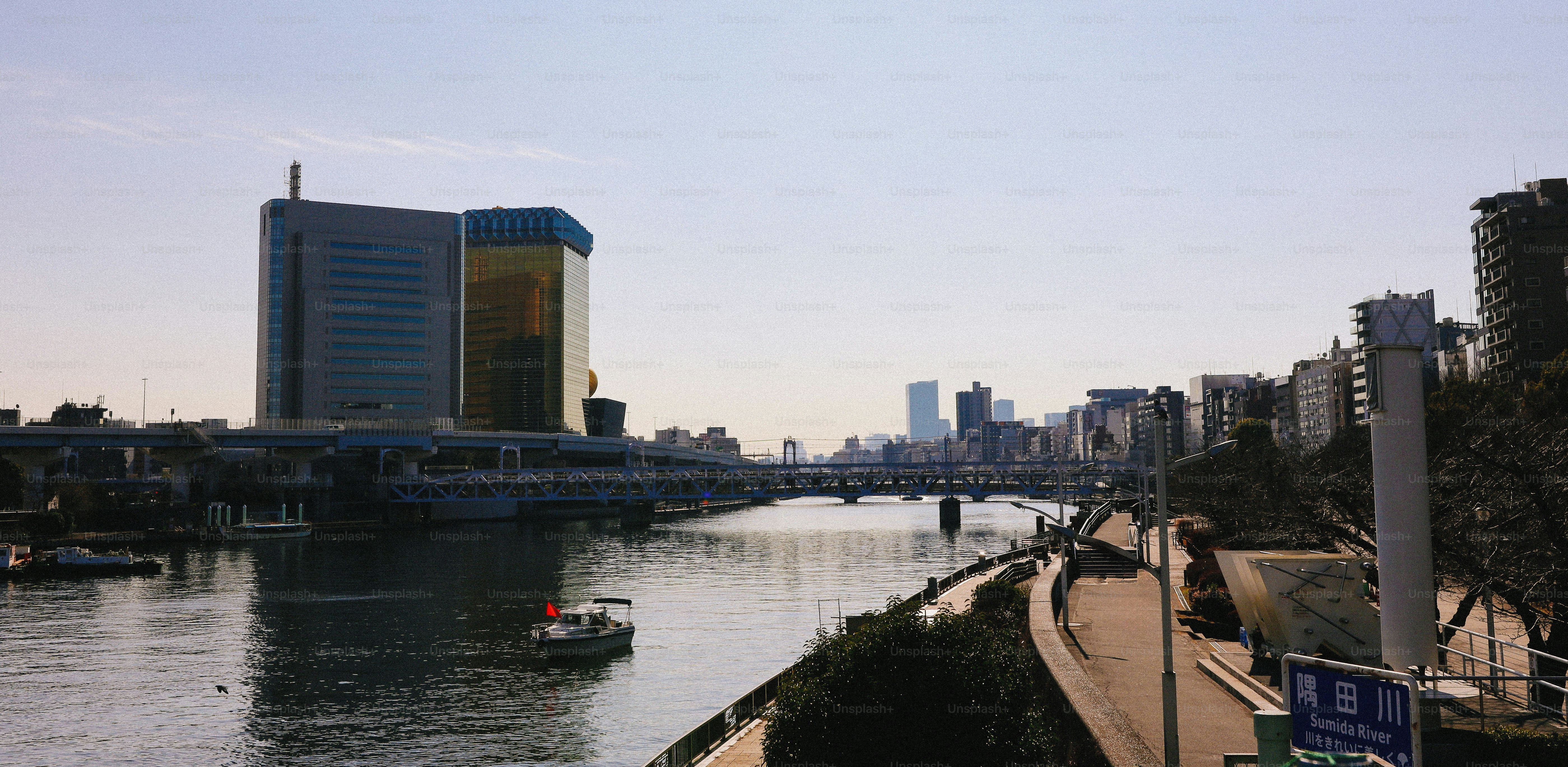 La ligne d’horizon de la ville avec la rivière et un petit bateau